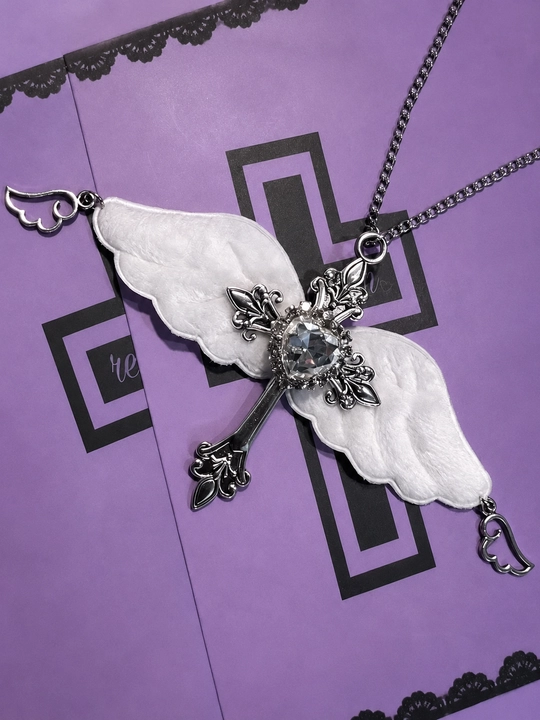Gotik uslubdagi choker va kulon, metall aksessuarlar