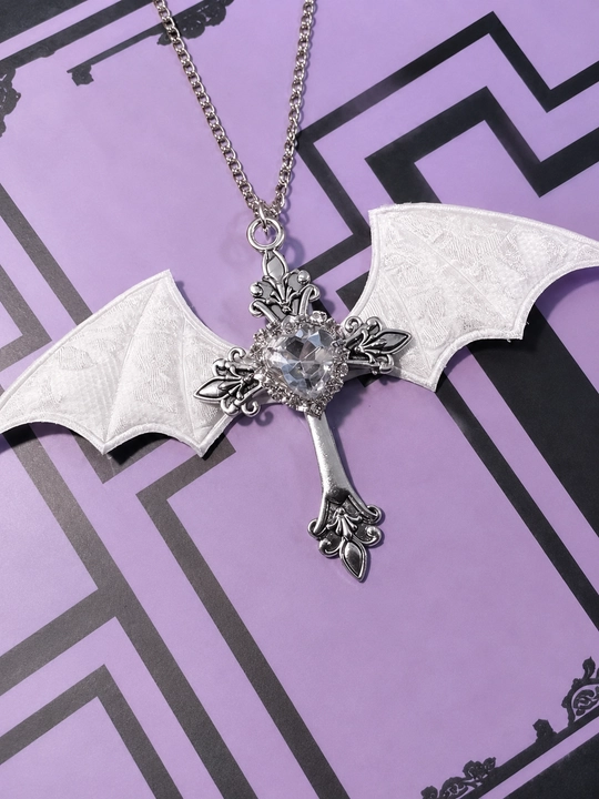 Gotik uslubdagi choker va kulon, metall aksessuarlar