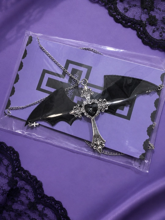 Gotik uslubdagi choker va kulon, metall aksessuarlar
