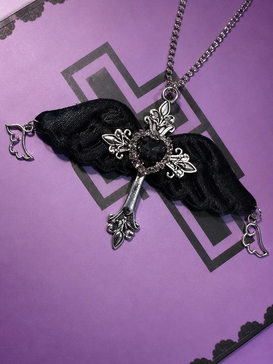 Gotik uslubdagi choker va kulon, metall aksessuarlar