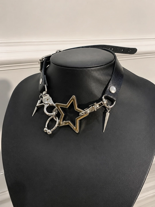 Gotik uslubdagi choker va kulon, metall aksessuarlar