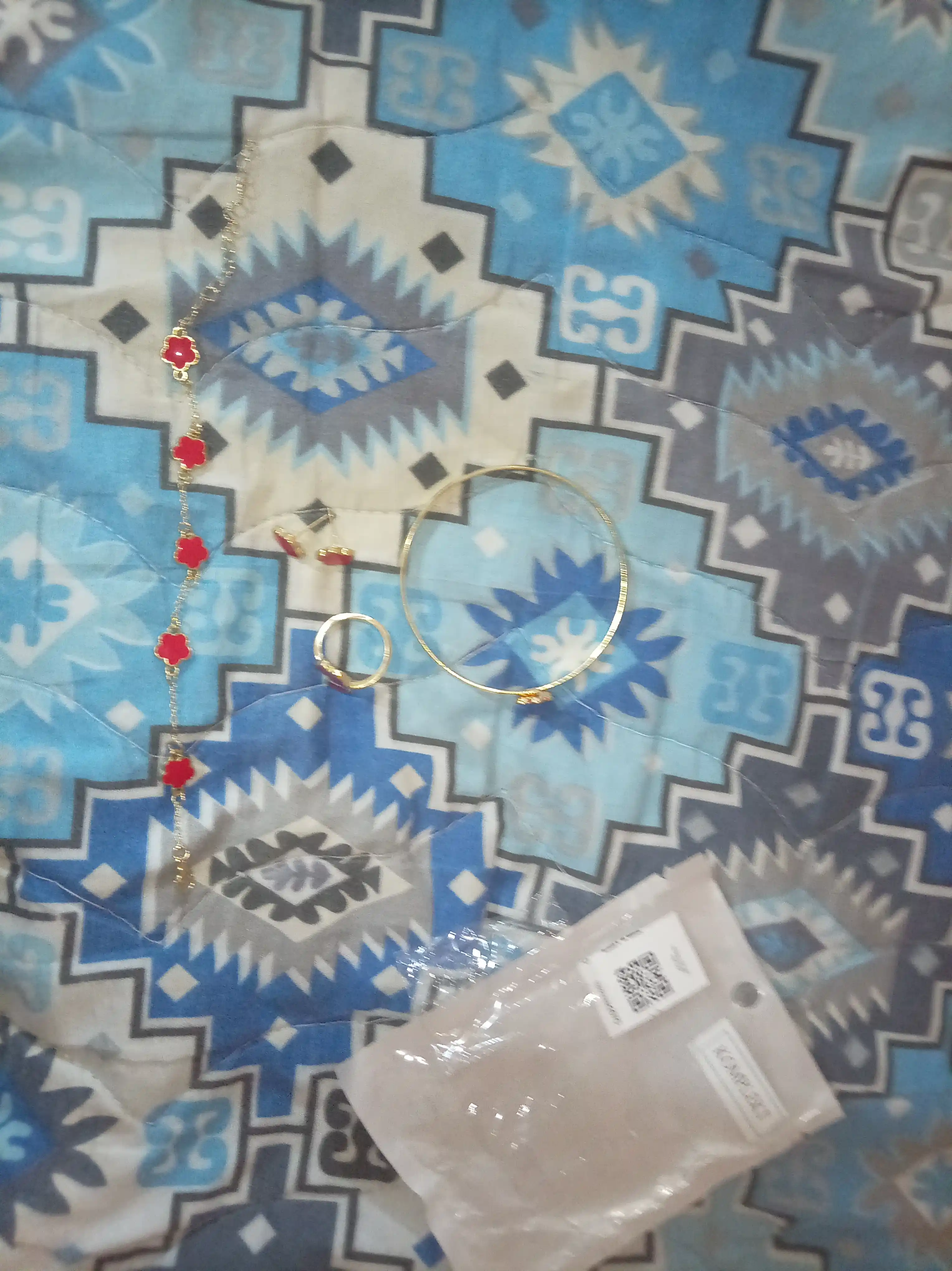 Ayollar taqinchoqlari to‘plami, marjon, zirak, uzuk, taqinchoqlar to‘plami