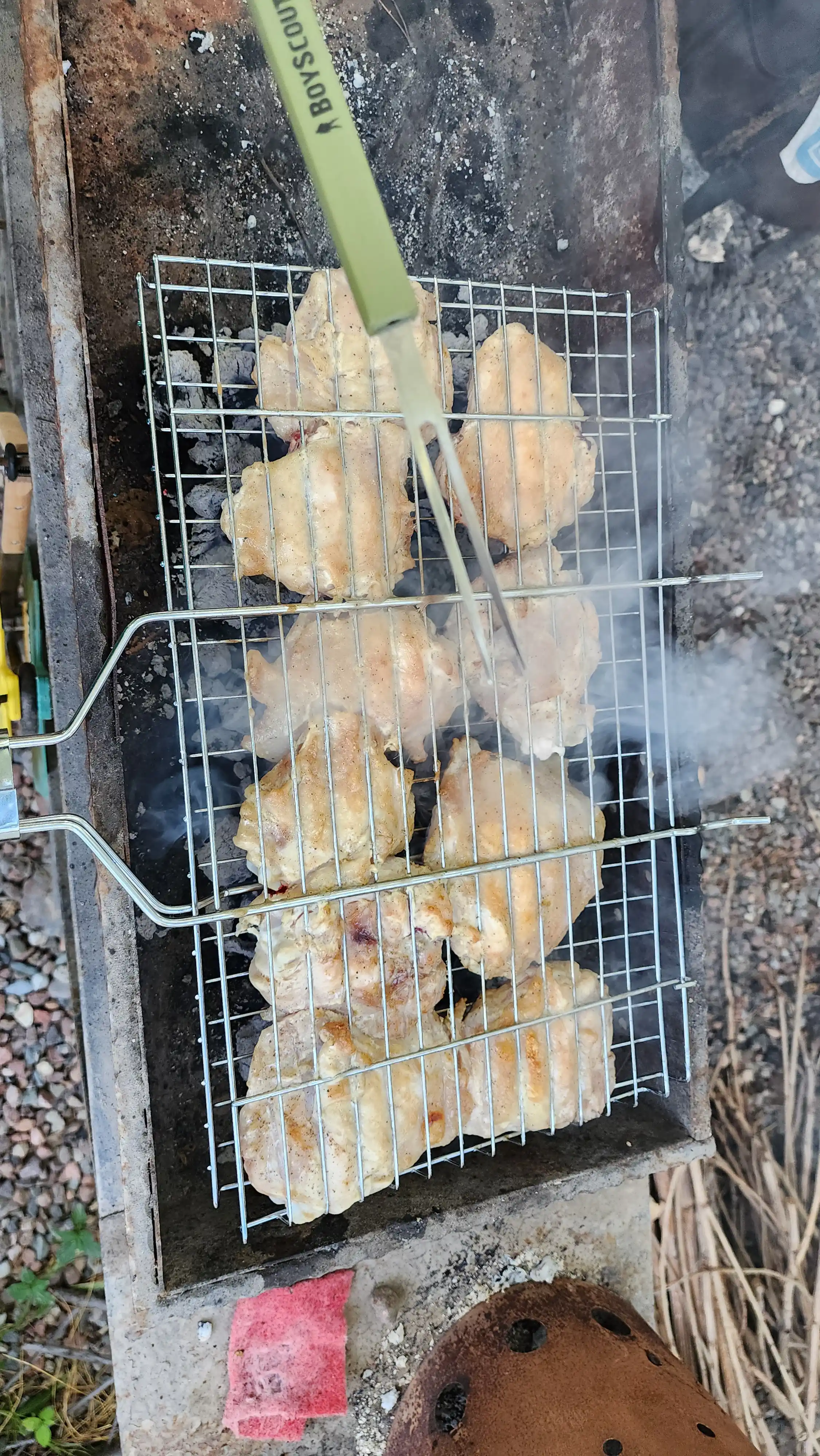 Steyk uchun grill-panjara, katta, sanchqi bilan, 45 * 27 * 2 sm, sovg'a sifatida yelpig'ich