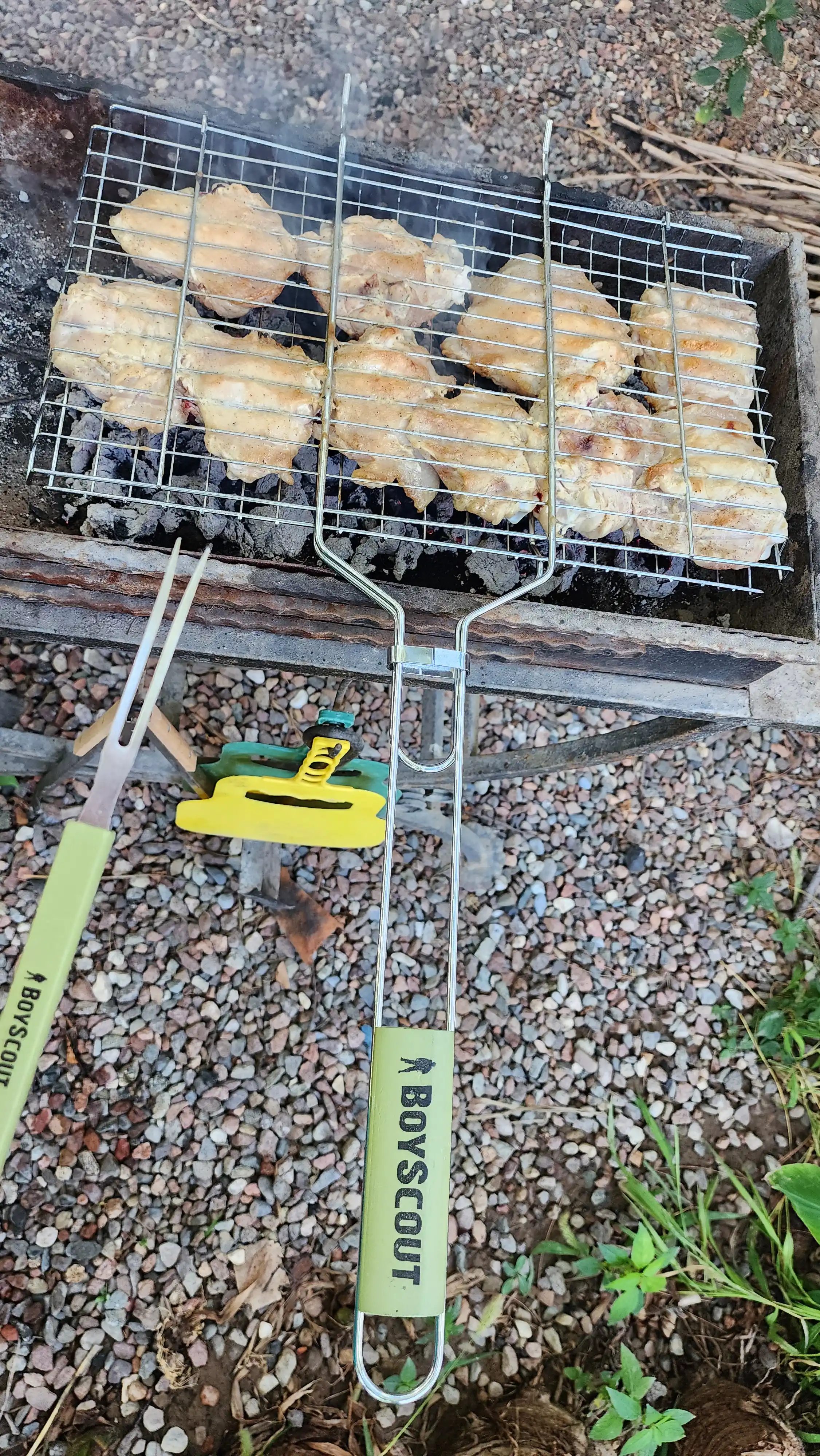 Steyk uchun grill-panjara, katta, sanchqi bilan, 45 * 27 * 2 sm, sovg'a sifatida yelpig'ich
