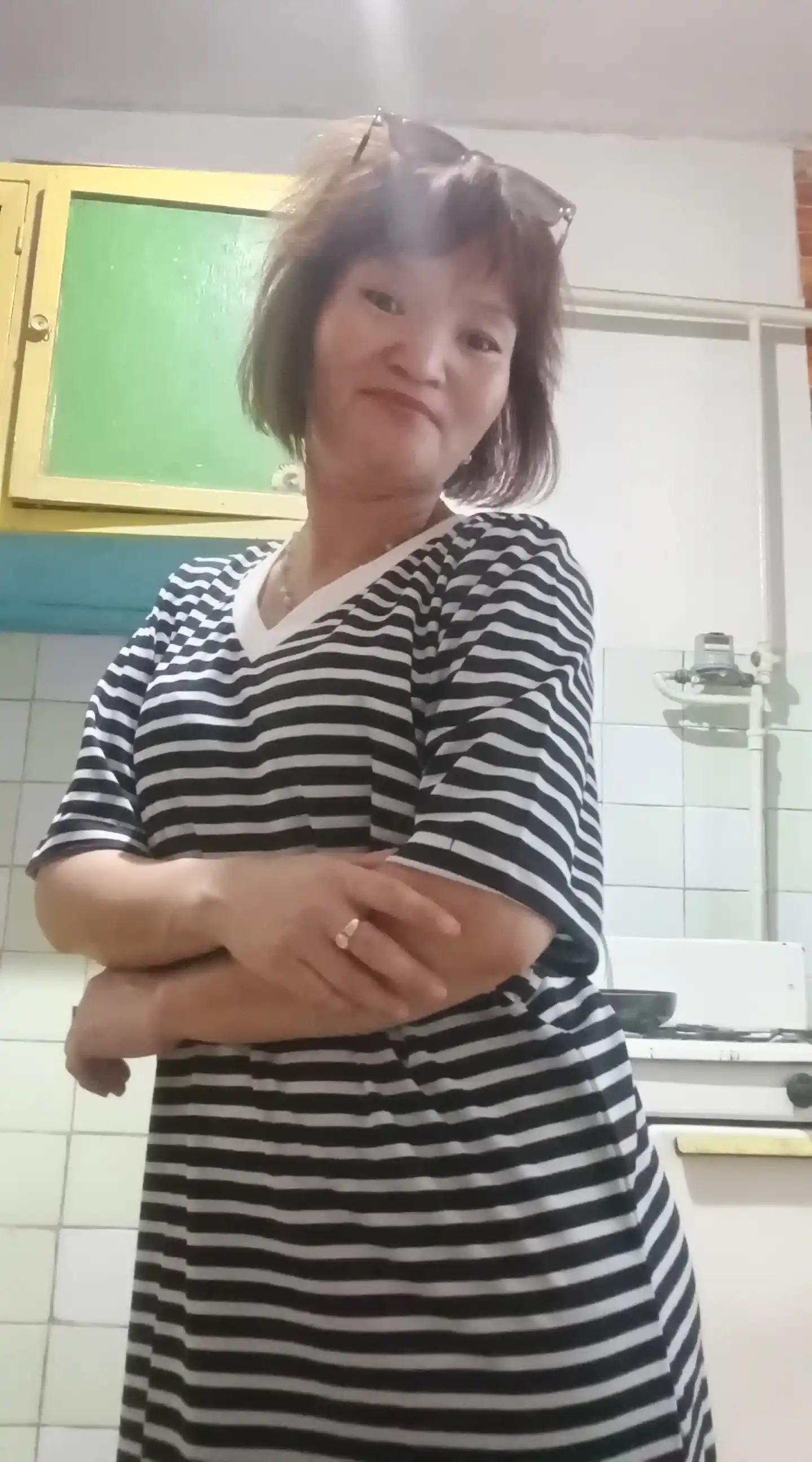 Ayollar uchun chiziqli kundalik ko'ylak