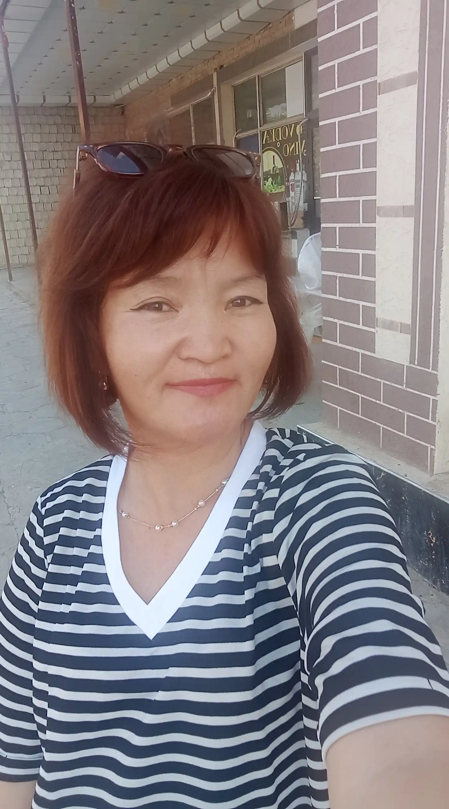 Ayollar uchun chiziqli kundalik ko'ylak
