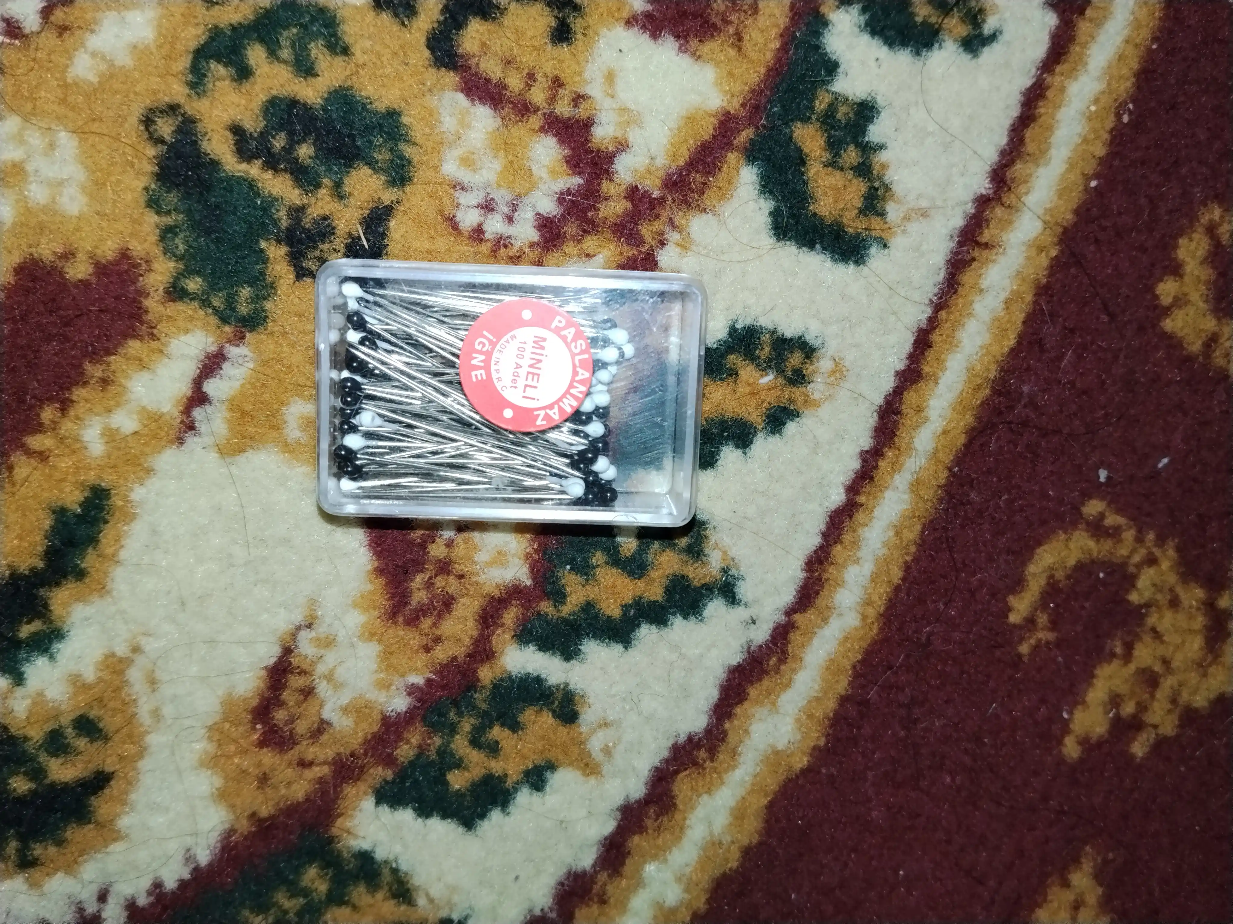 100 dona ko‘zga tashlanmaydigan to‘g‘nog‘ichlar, matoga zarar yetkazmaydi, hijob uchun ignalar, ro‘mol, sharf