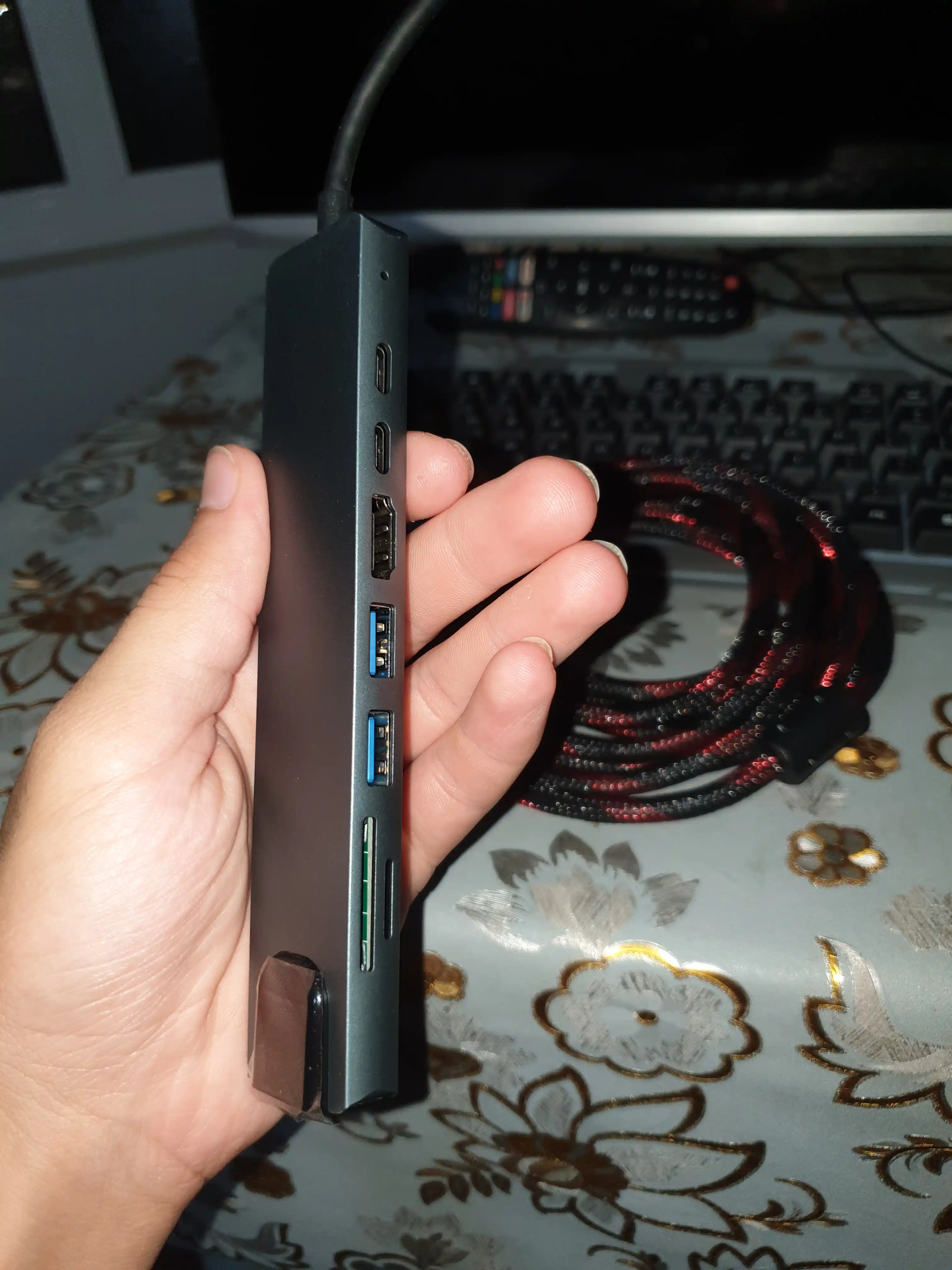 USB hub 3.0 Type-C, 8 ta port va kartrider bilan