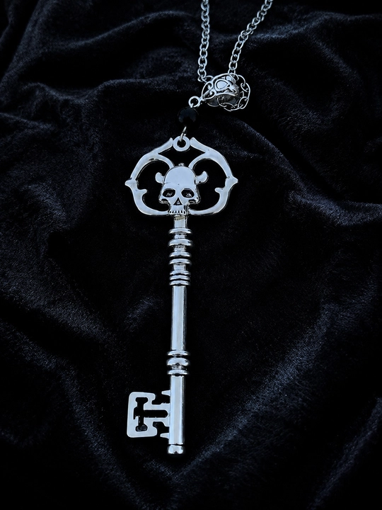Gotik uslubdagi choker va kulon, metall aksessuarlar