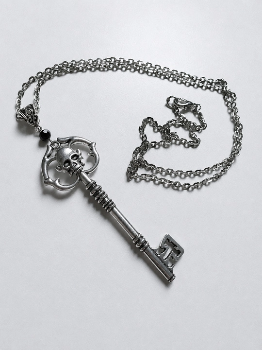 Gotik uslubdagi choker va kulon, metall aksessuarlar