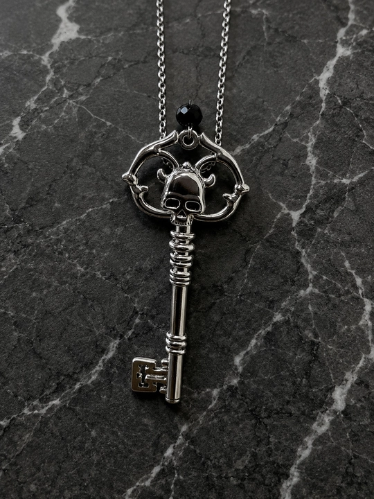 Gotik uslubdagi choker va kulon, metall aksessuarlar