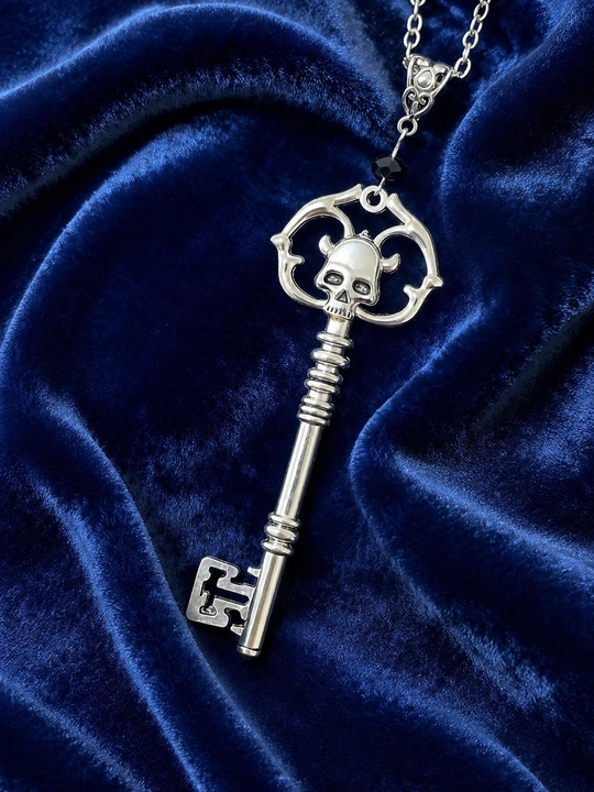 Gotik uslubdagi choker va kulon, metall aksessuarlar