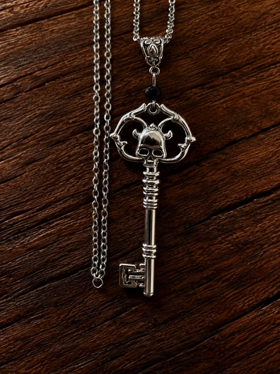 Gotik uslubdagi choker va kulon, metall aksessuarlar