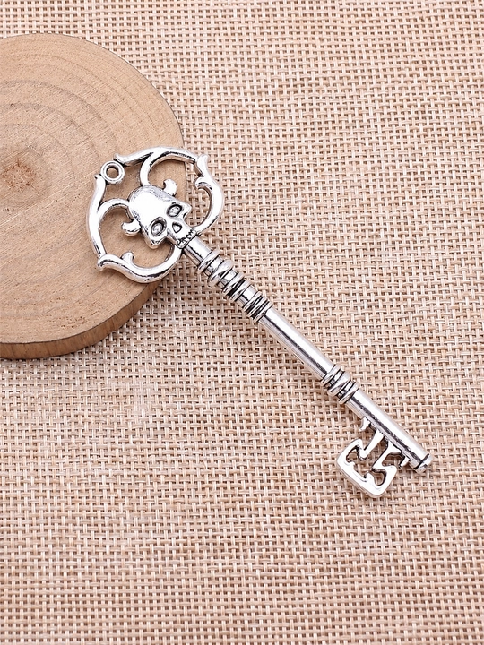 Gotik uslubdagi choker va kulon, metall aksessuarlar
