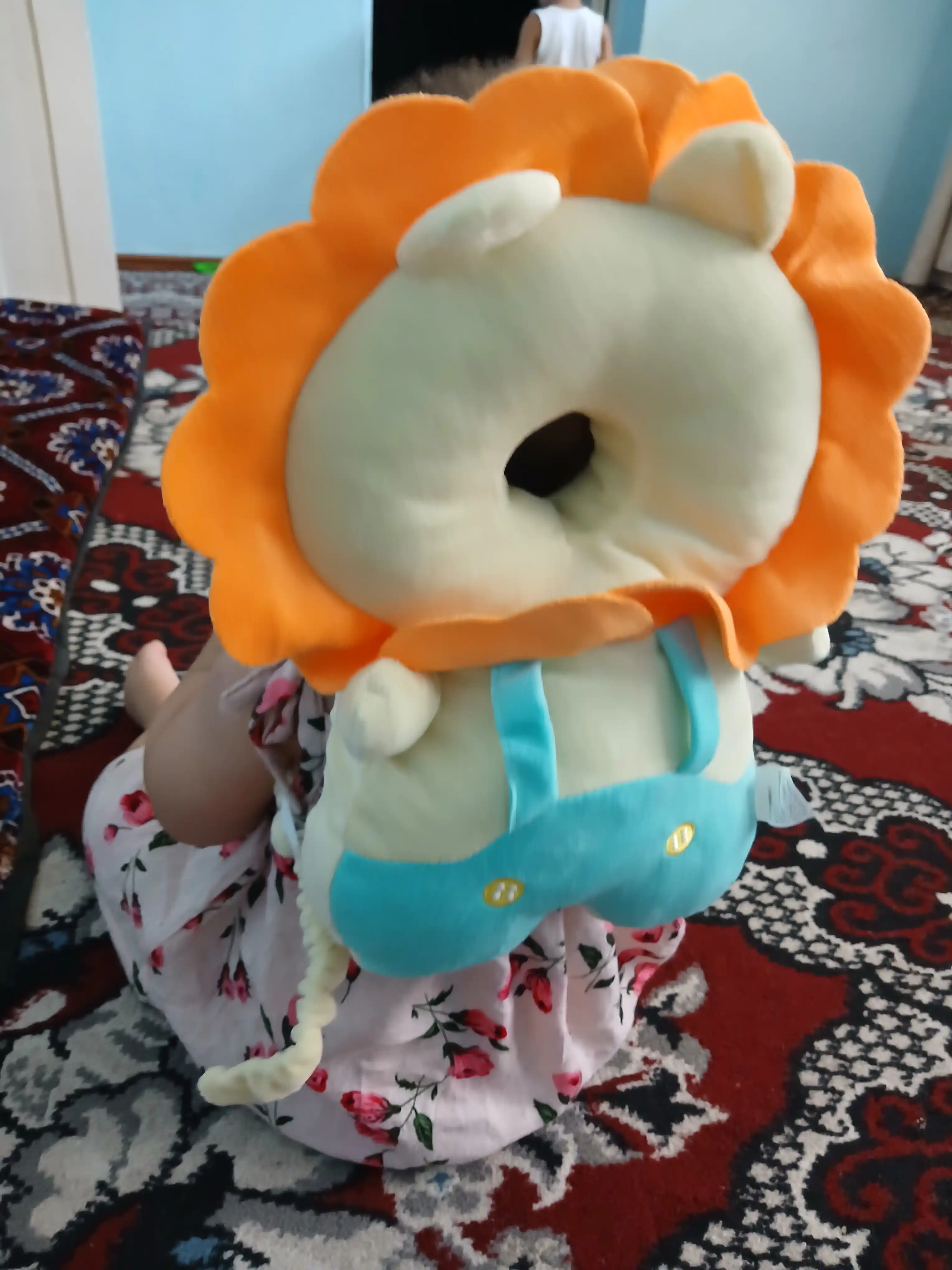 Bolaning boshini himoya qiluvchi va yiqilishining oldini oluvchi yostiq-ryukzak