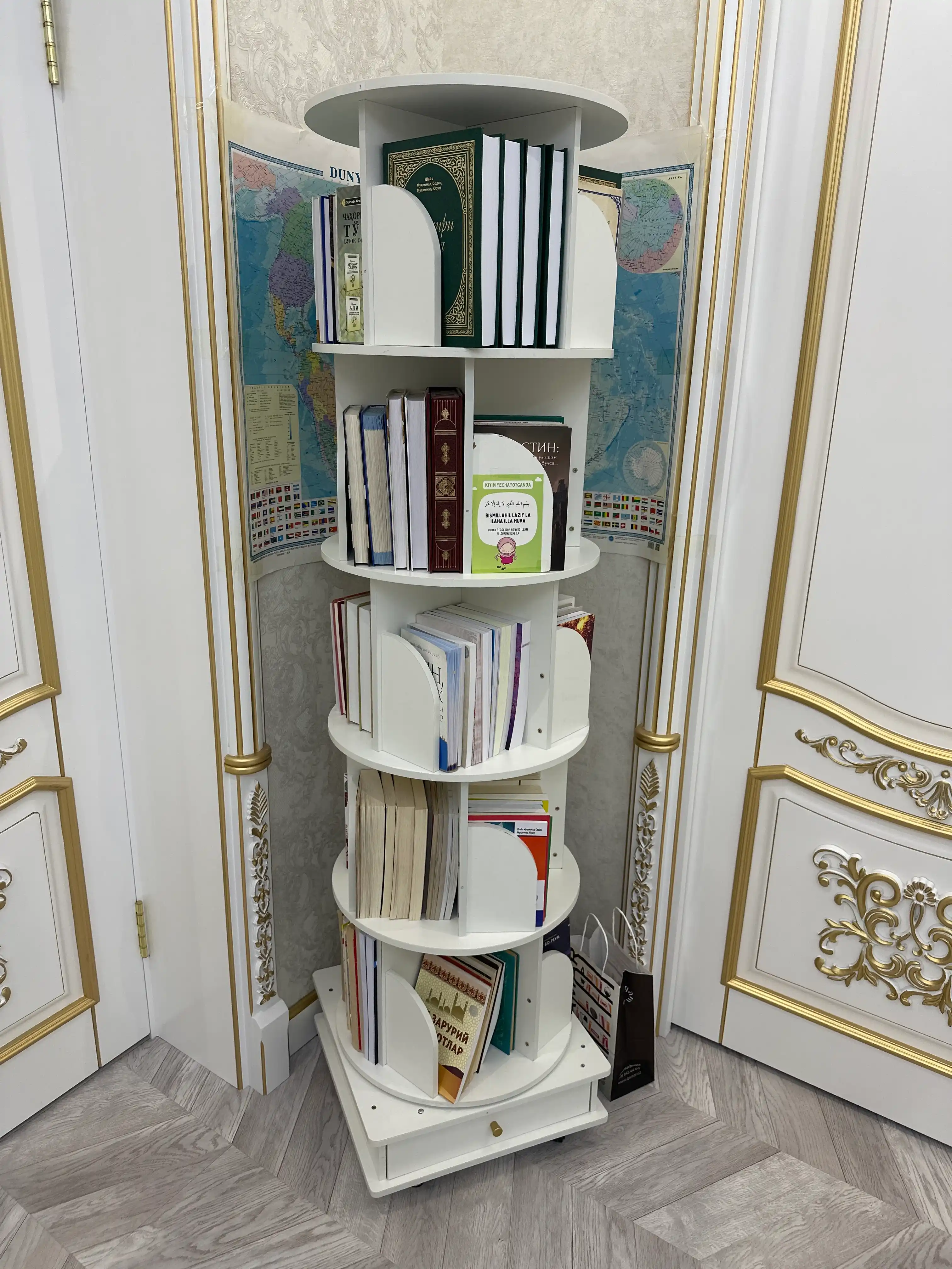 360° ga aylanadigan, g‘ildirakli, 5 qavatli, 200 dan ortiq kitob sig‘adigan kitob javoni