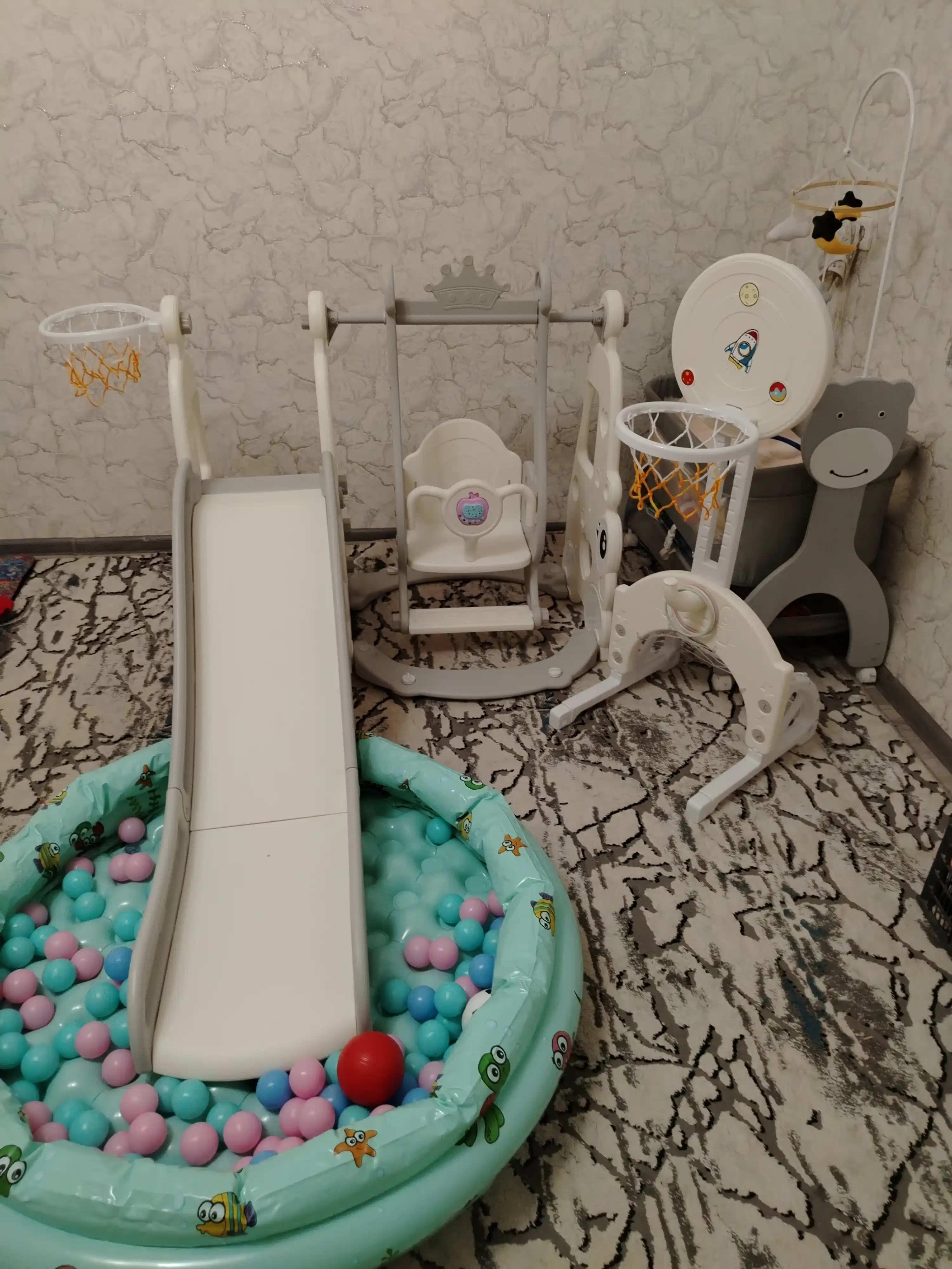 Детская горка, качели, баскетбольное кольцо, бассейн, футбольные ворота и мячи
