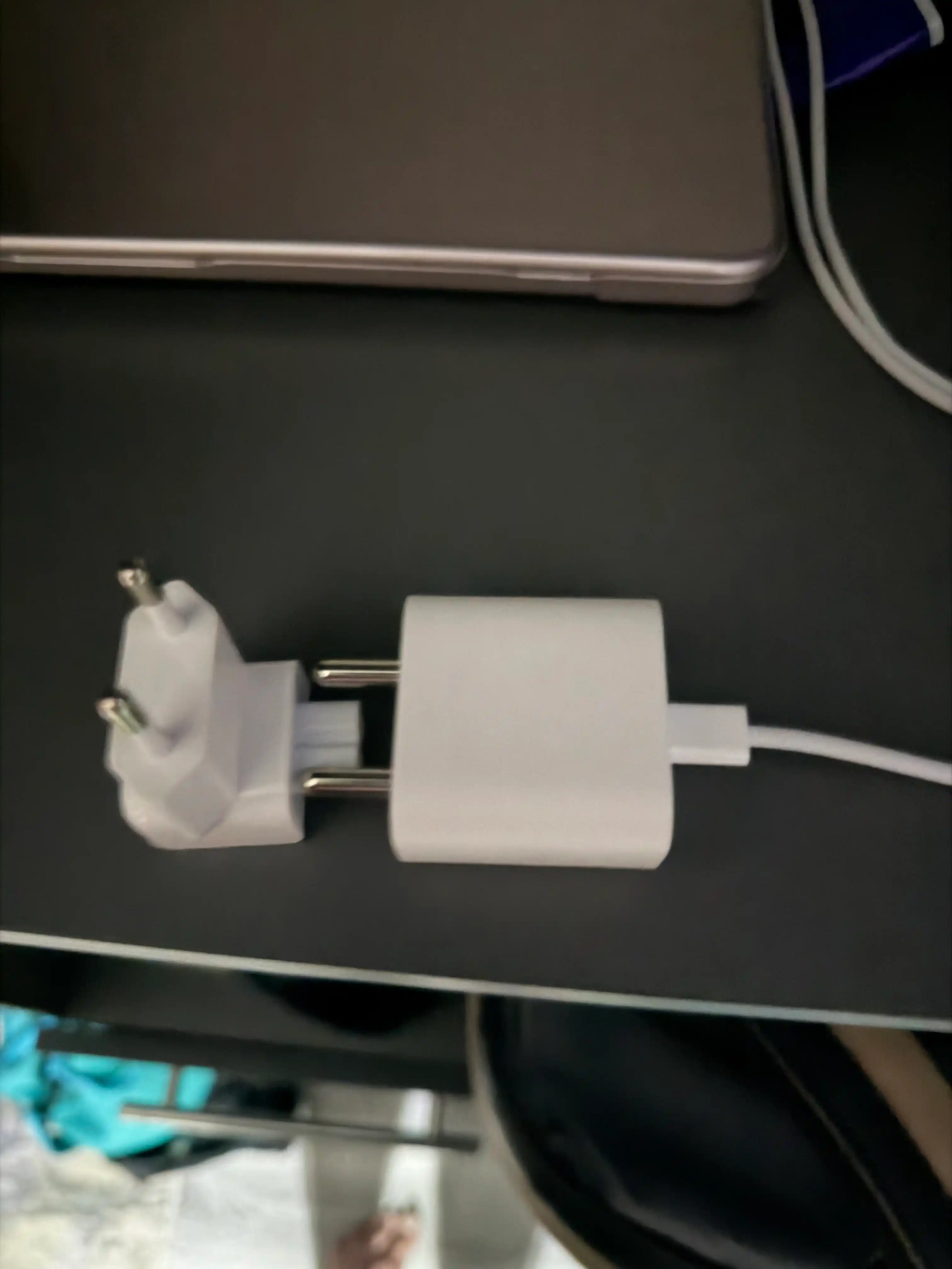 Macbook quvvat manbai va boshqa qurilmalar uchun evro adapter