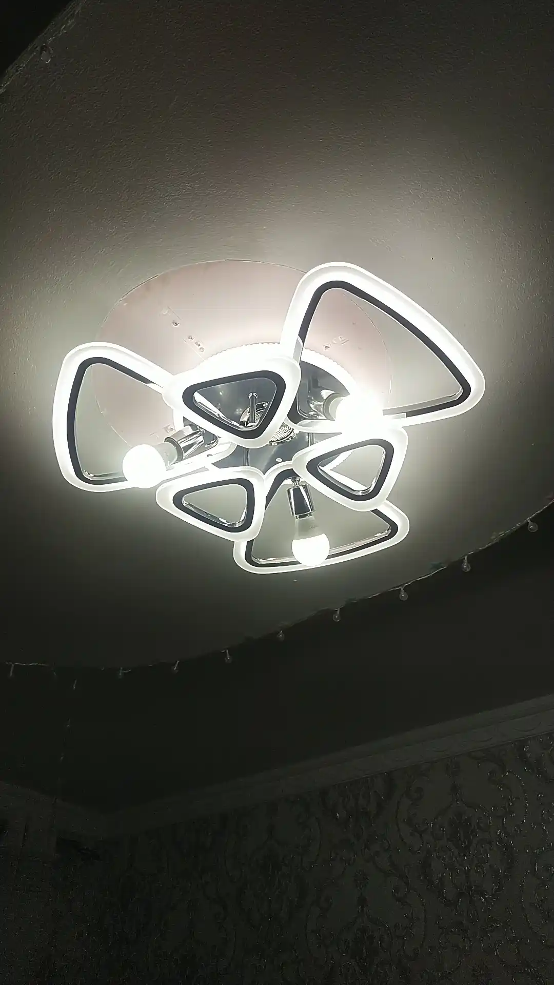 Zamonaviy shift LED lyustra, 4 ta patron, 5 ta yoritish rejimi, 25 m² gacha yoritish
