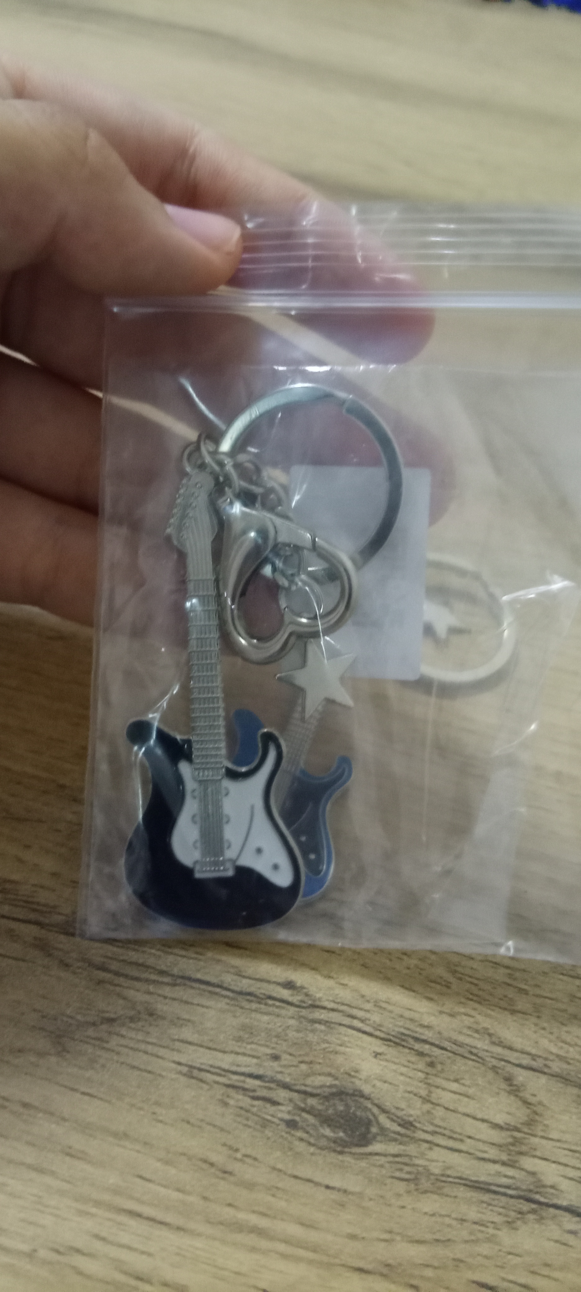 Gitara shaklidagi metall breloklar – musiqasevarlar uchun sovg‘a aksessuar