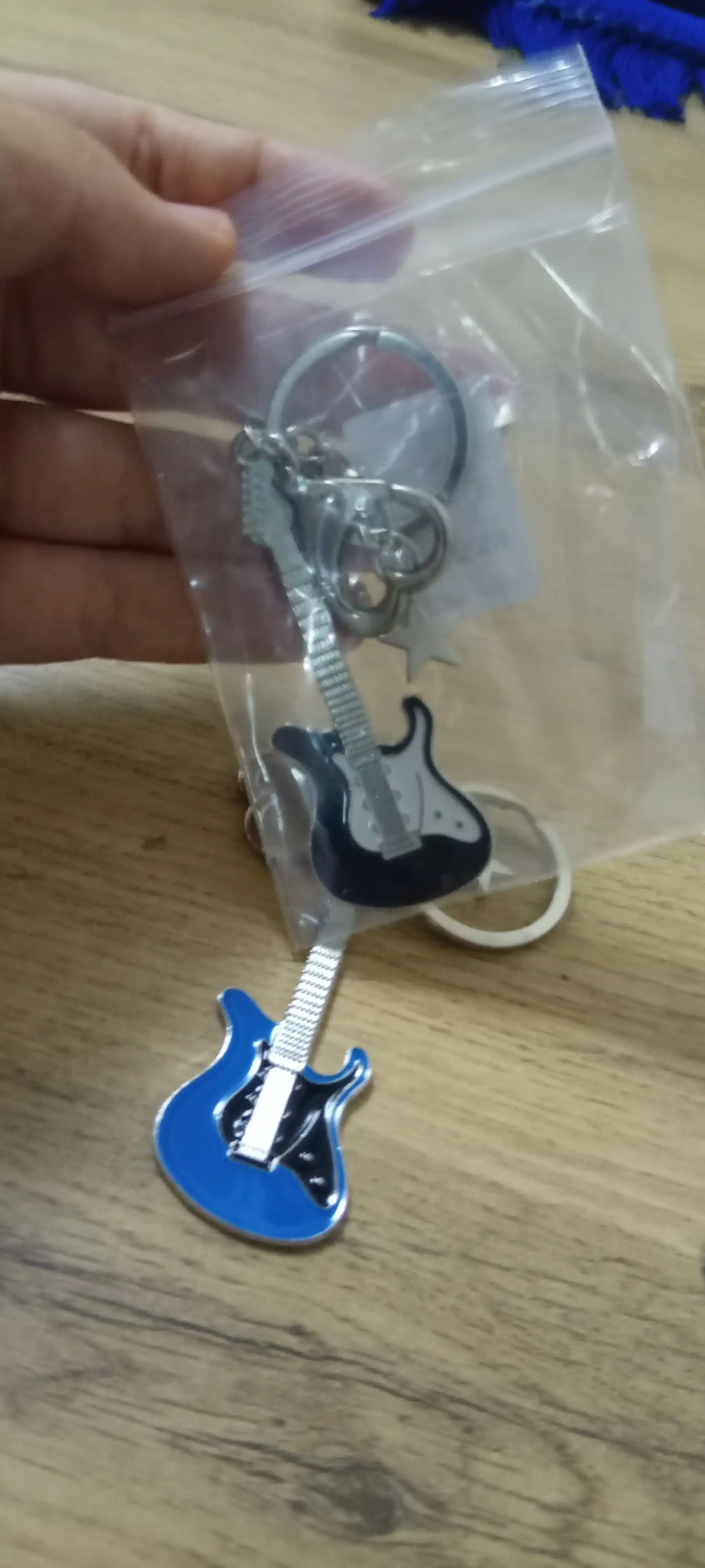 Gitara shaklidagi metall breloklar – musiqasevarlar uchun sovg‘a aksessuar