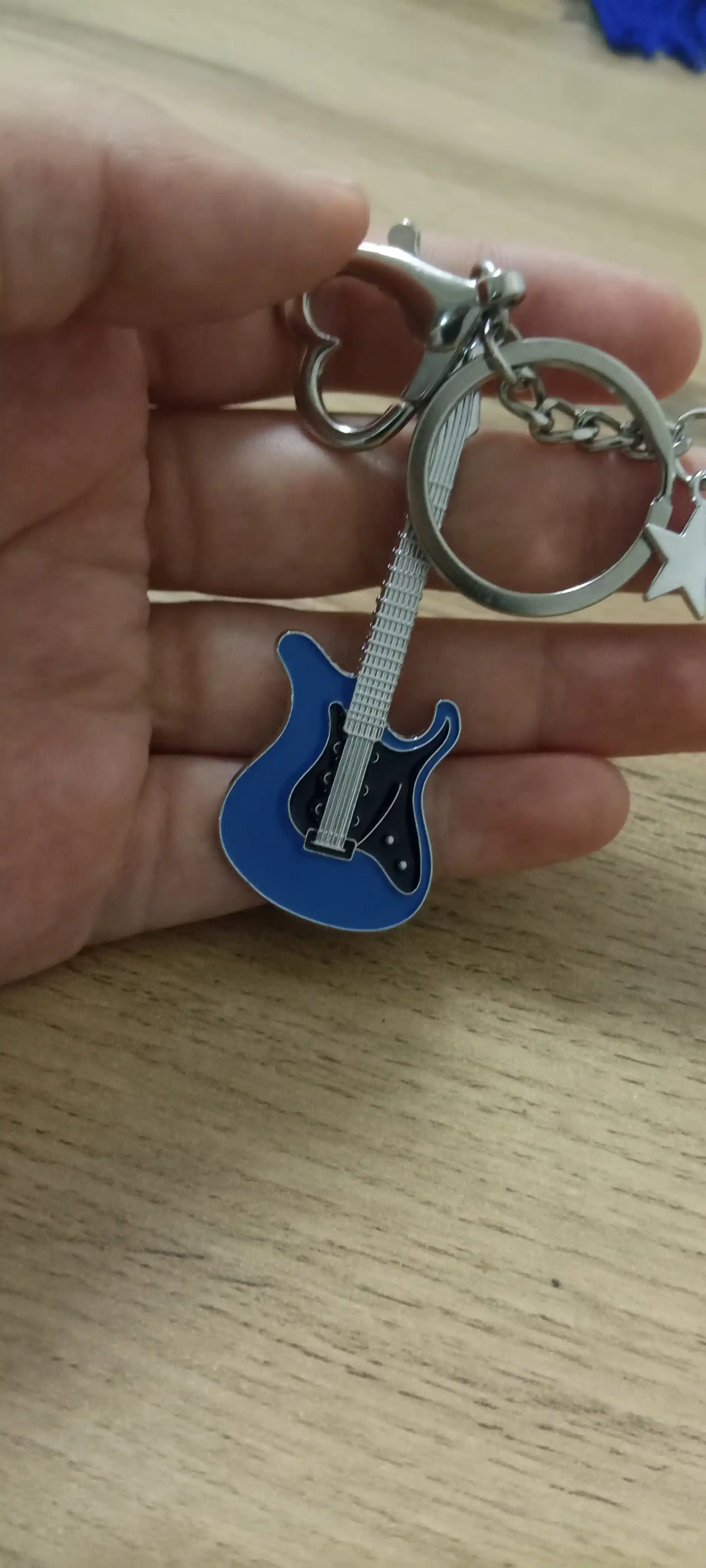 Gitara shaklidagi metall breloklar – musiqasevarlar uchun sovg‘a aksessuar