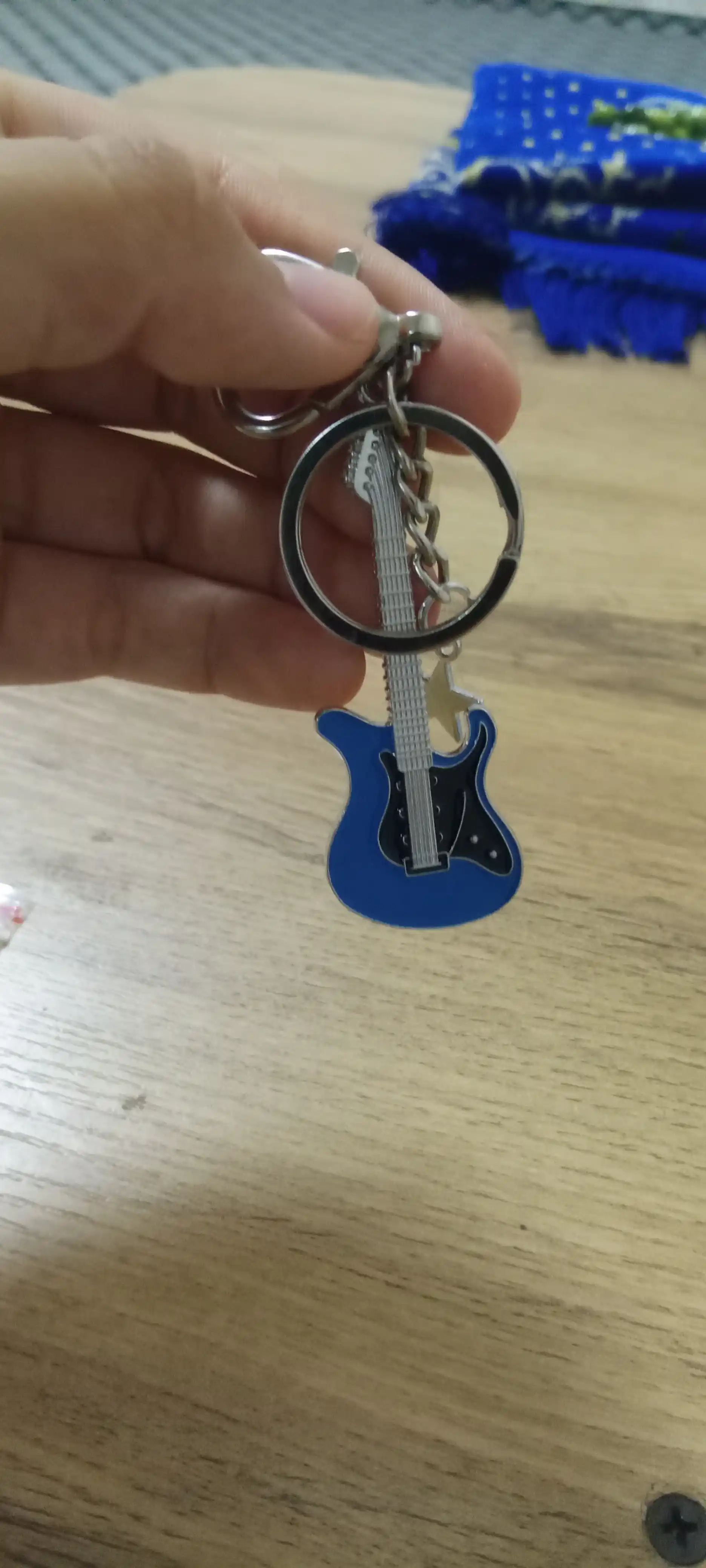 Gitara shaklidagi metall breloklar – musiqasevarlar uchun sovg‘a aksessuar