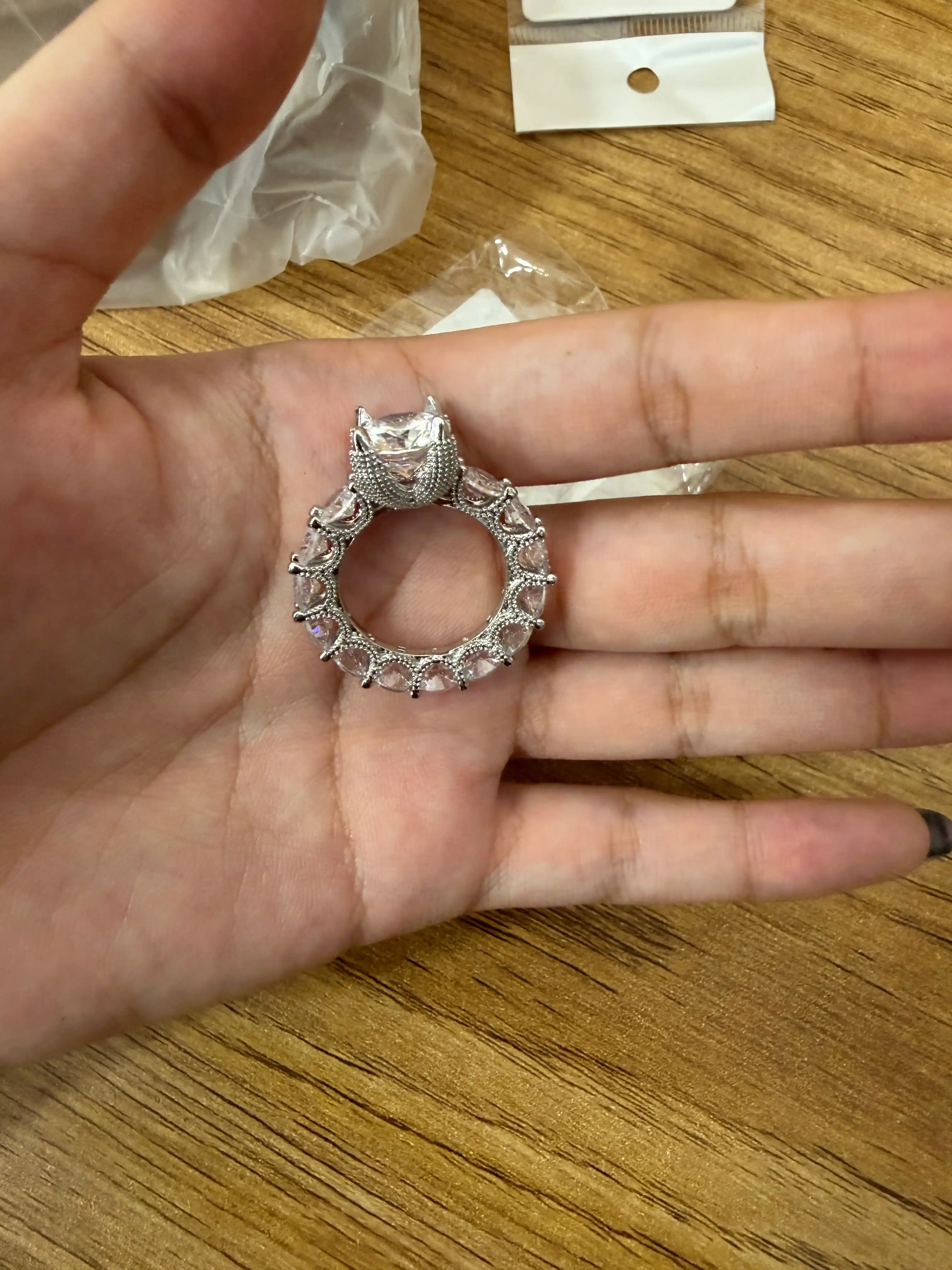 Женское кольцо с крупным бриллиантом в оправе