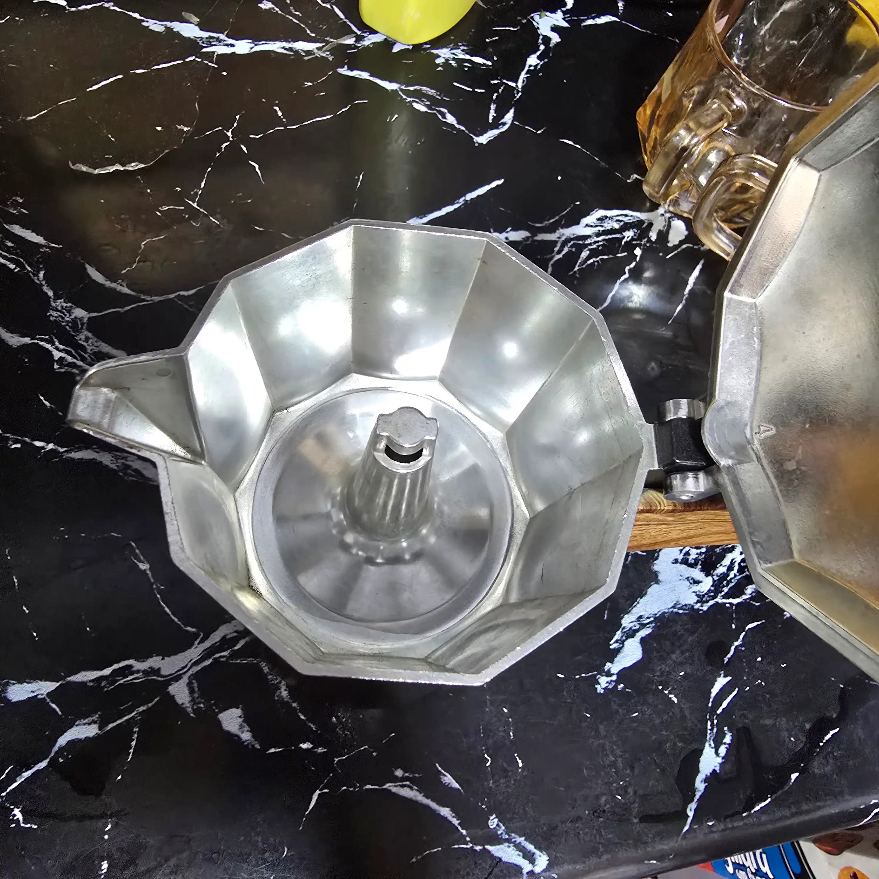 Geyser qahva qaynatgich, quyma alyuminiydan tayyorlangan