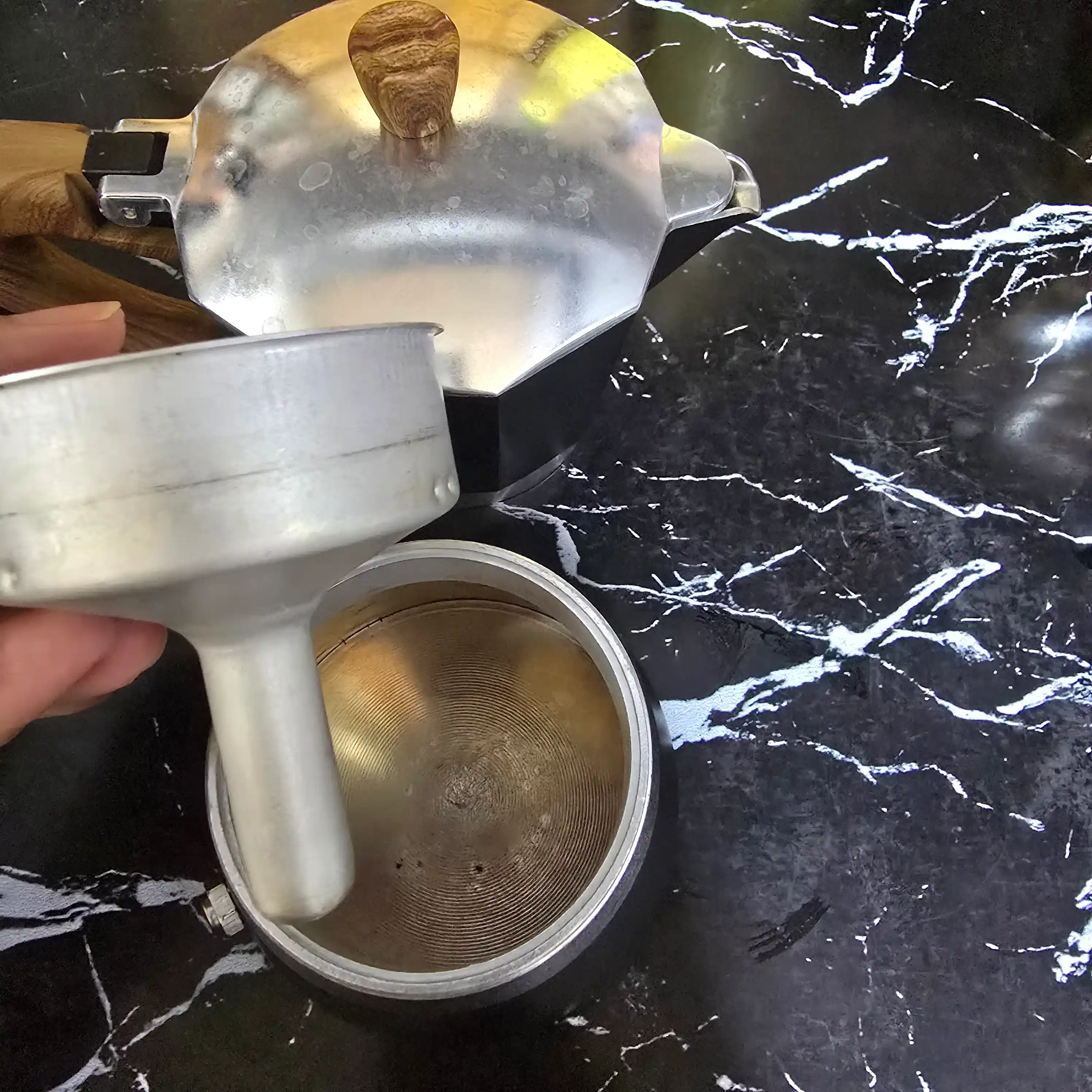 Geyser qahva qaynatgich, quyma alyuminiydan tayyorlangan