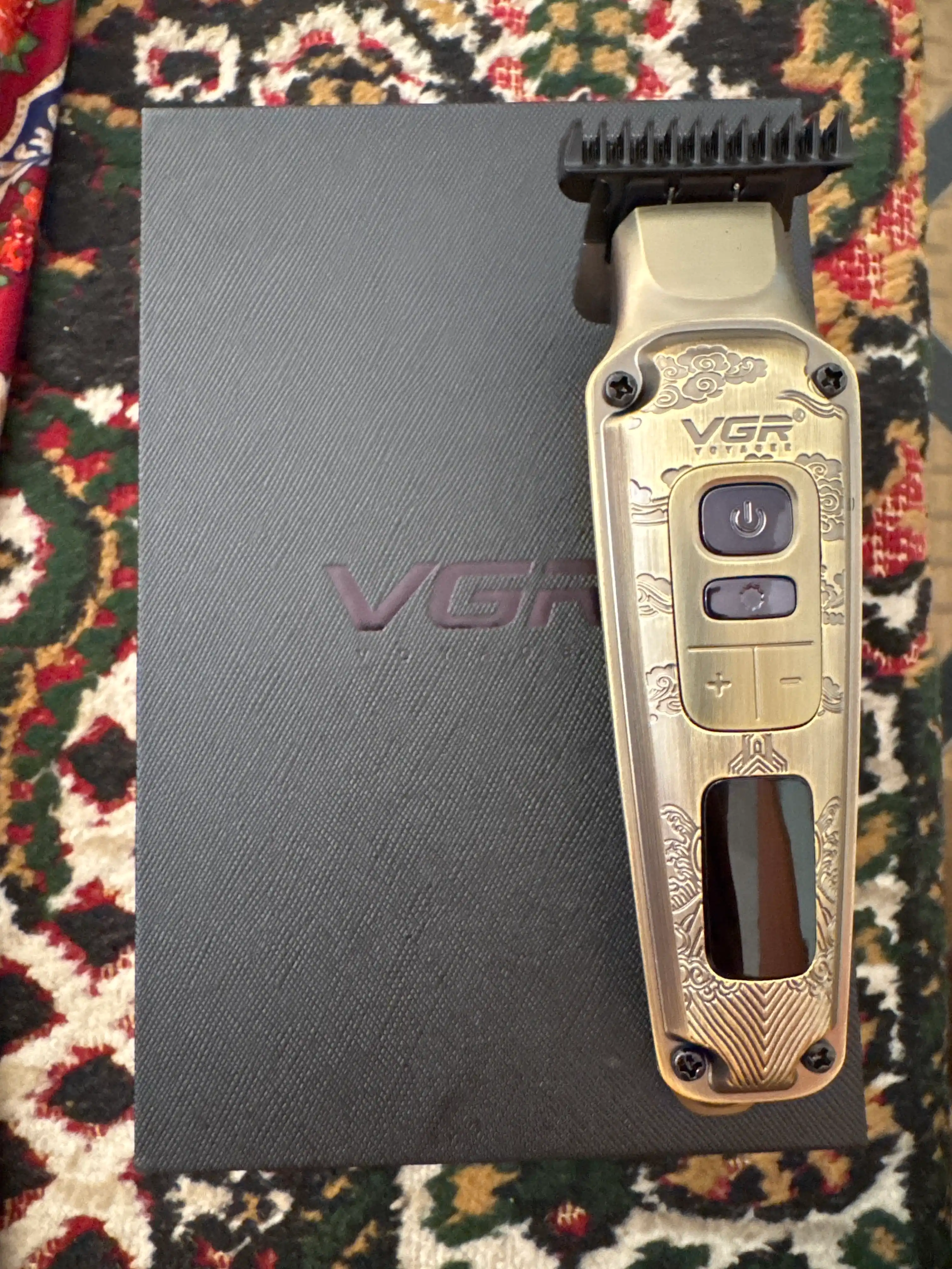 Soch olish va soqol olish uchun VGR 937,228,933,947,155,091LCD displeyli simsiz trimmer