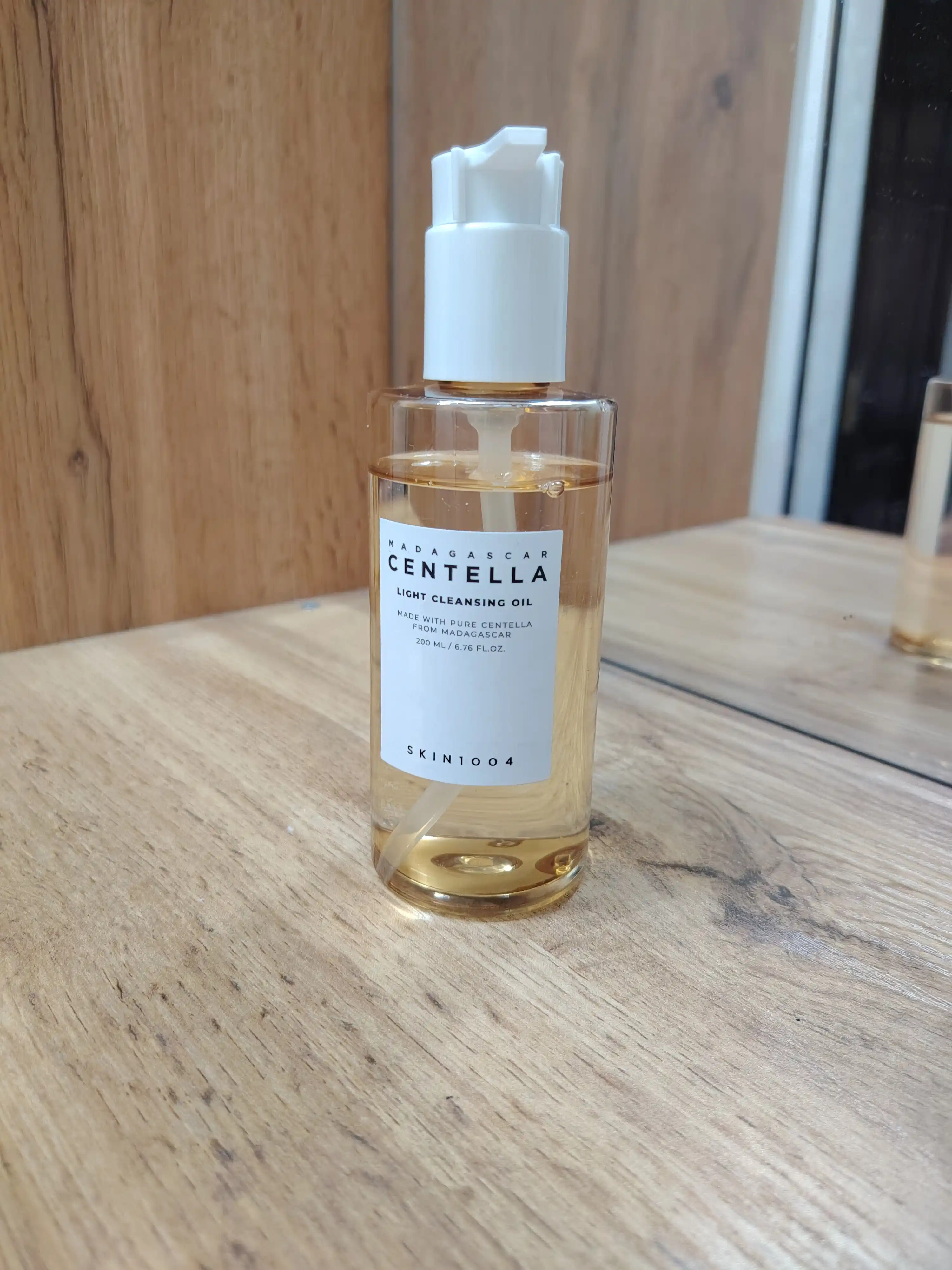 Успокаивающее гидрофильное масло SKIN1004 Madagascar Centella Light Cleansing Oil