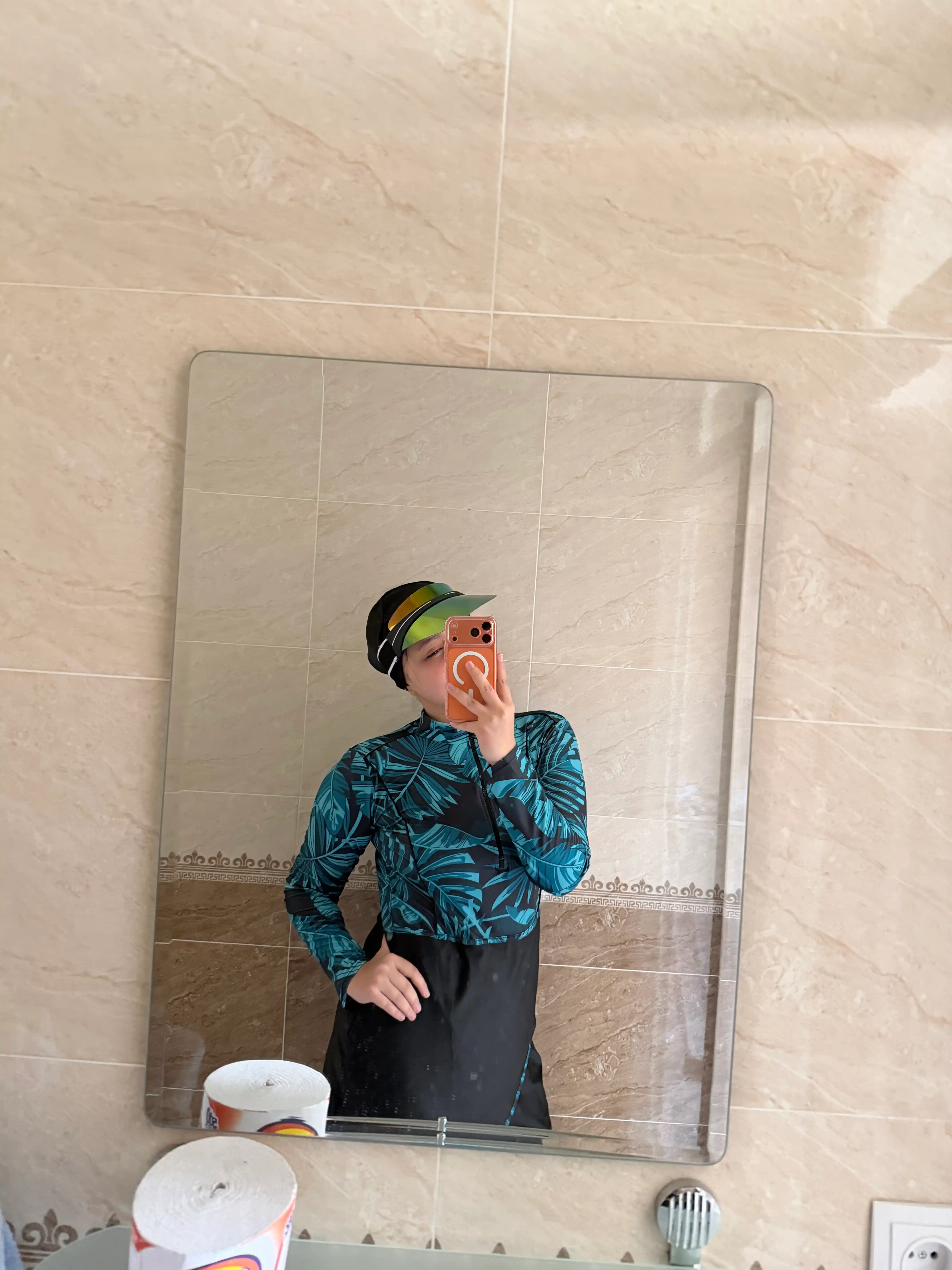Ayollar cho‘milish kiyimi, yopiq, musulmoncha, burkini, katta o‘lchamli cho‘milish kiyimi