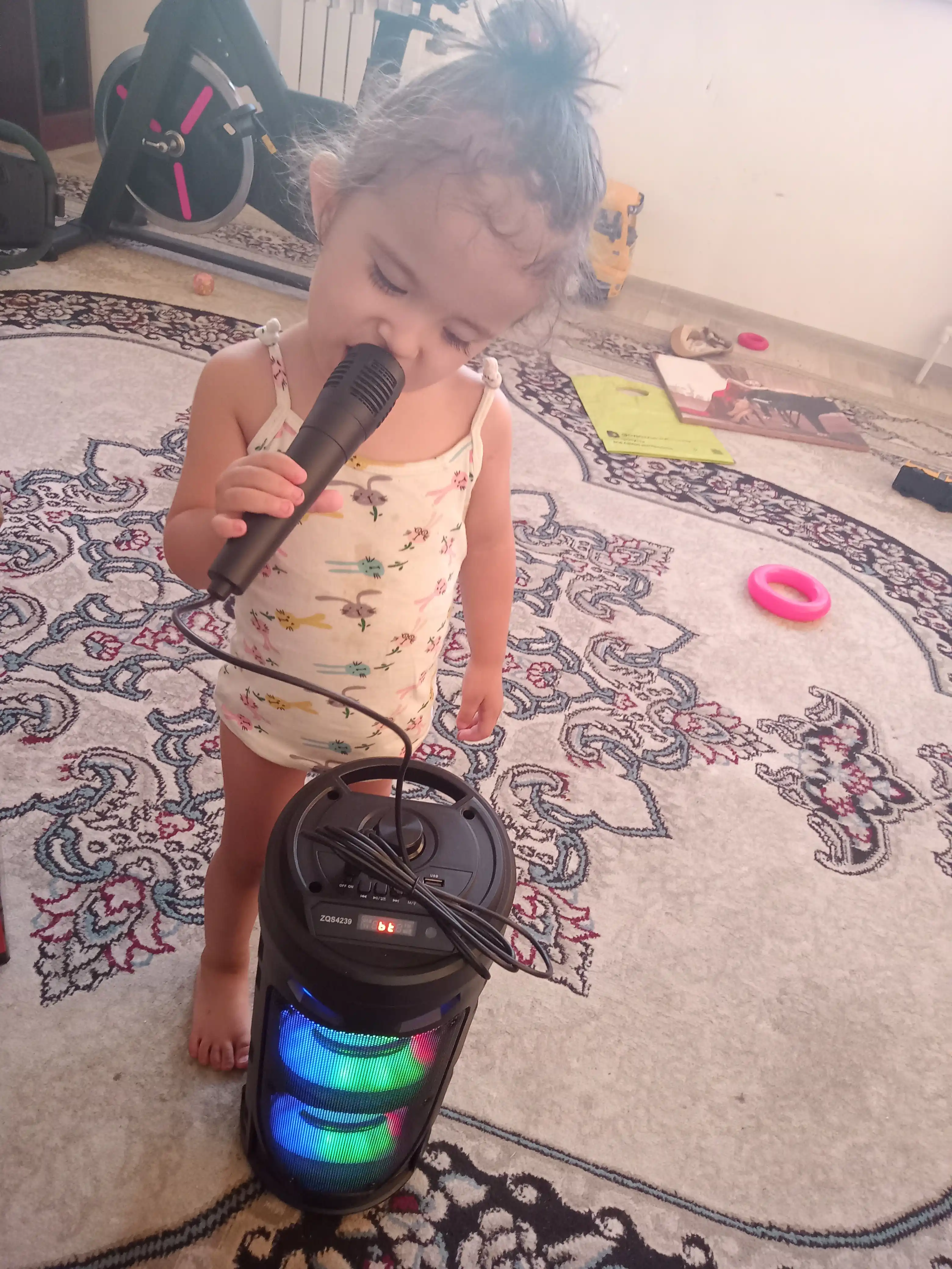 Katta Bluetooth simsiz karnay, karaoke, RGB yoritish, mikrofon va pult bilan