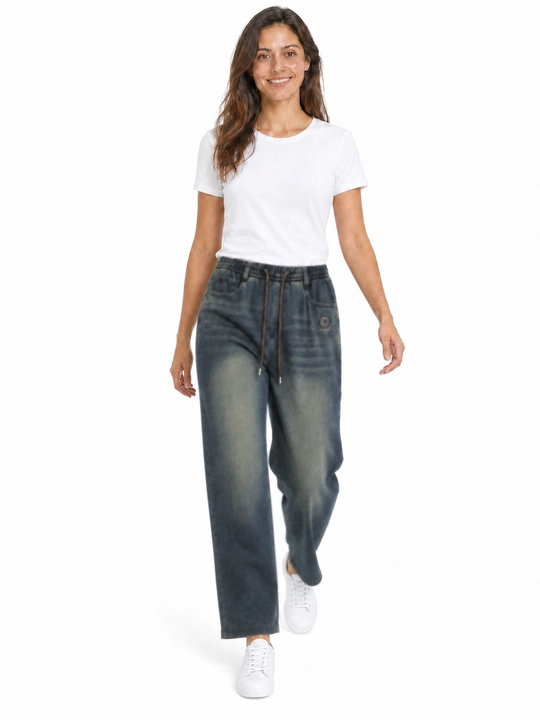 Dekorativ elementlarga ega, ayollar erkin jinsi shimlari