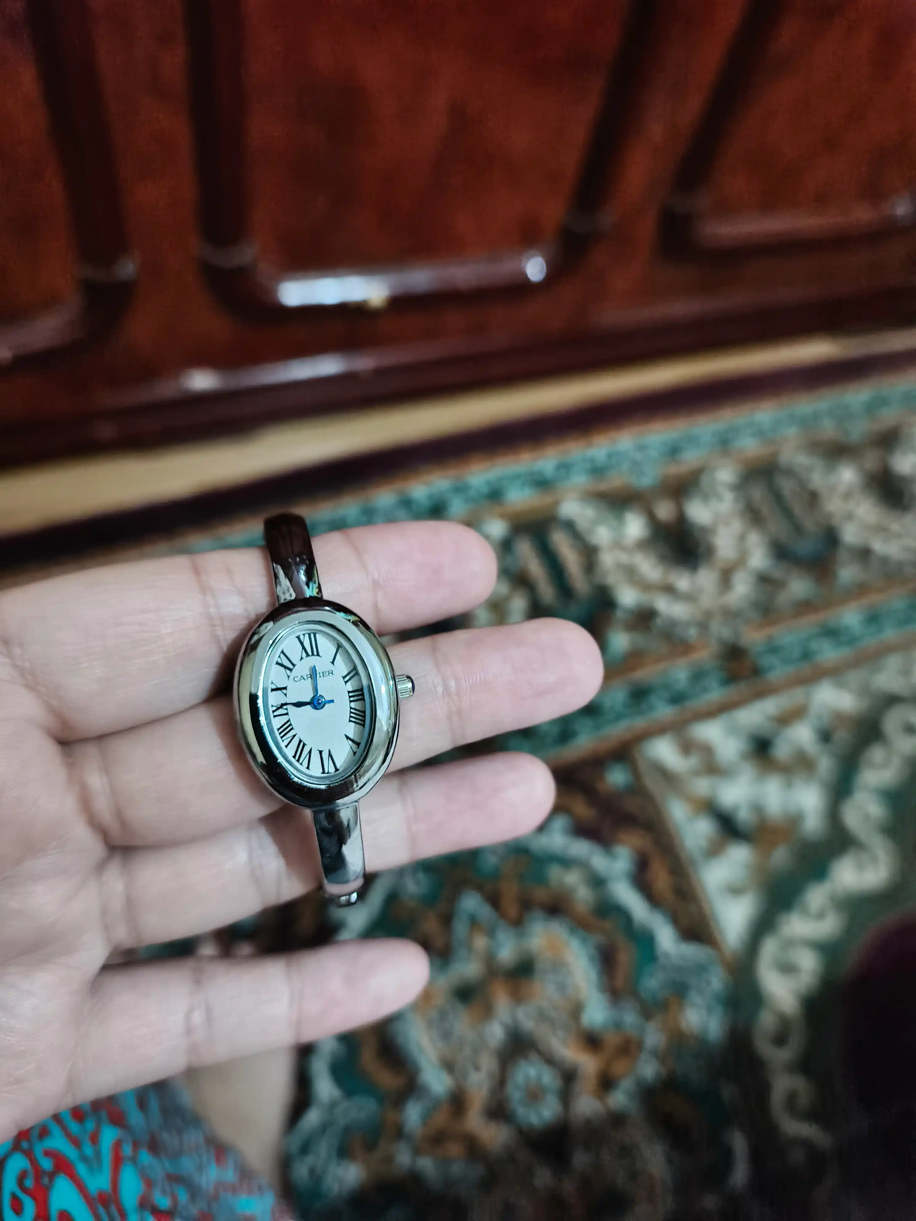 Ayollar qo‘l soati — klassik dizayn, metall braslet, rim raqamlari, kvarts mexanizm