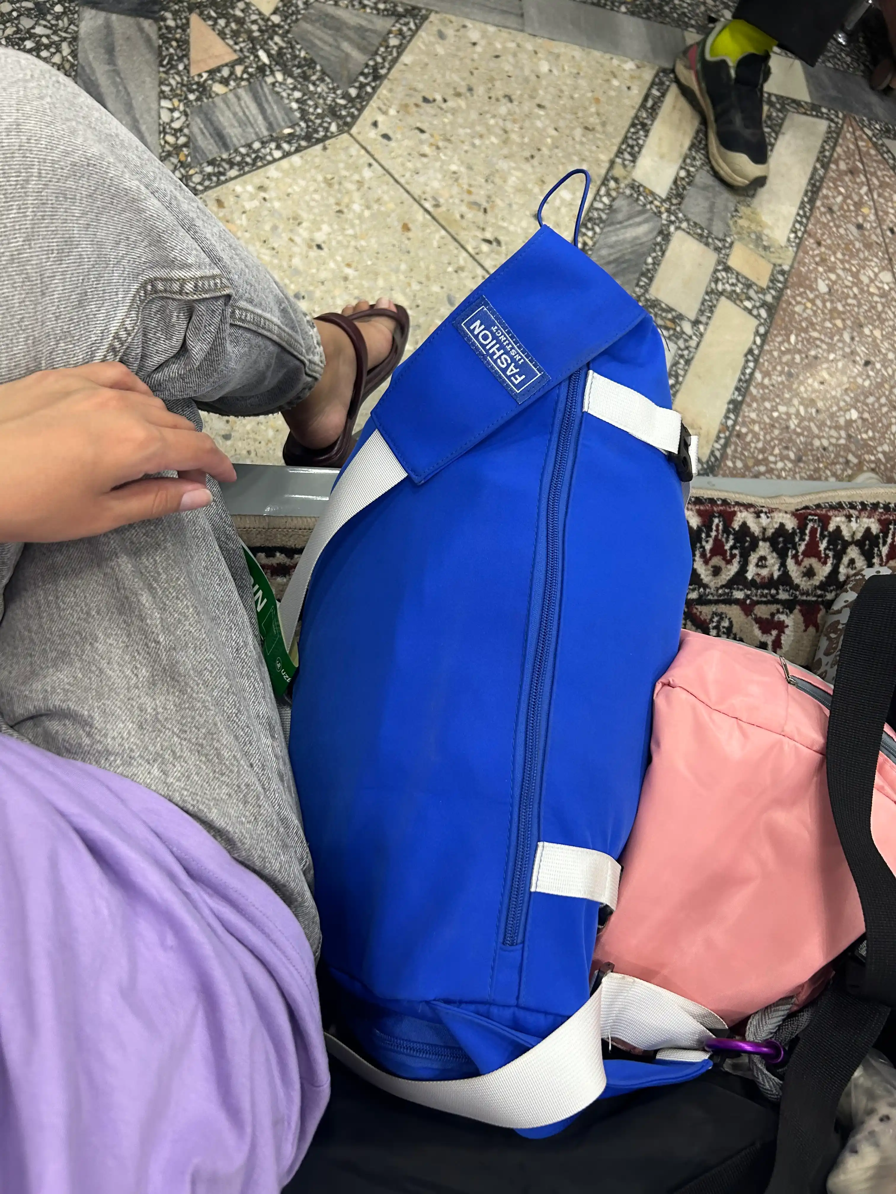 Streetwear uslubidagi bir yelkali sport sumkasi, uniseks