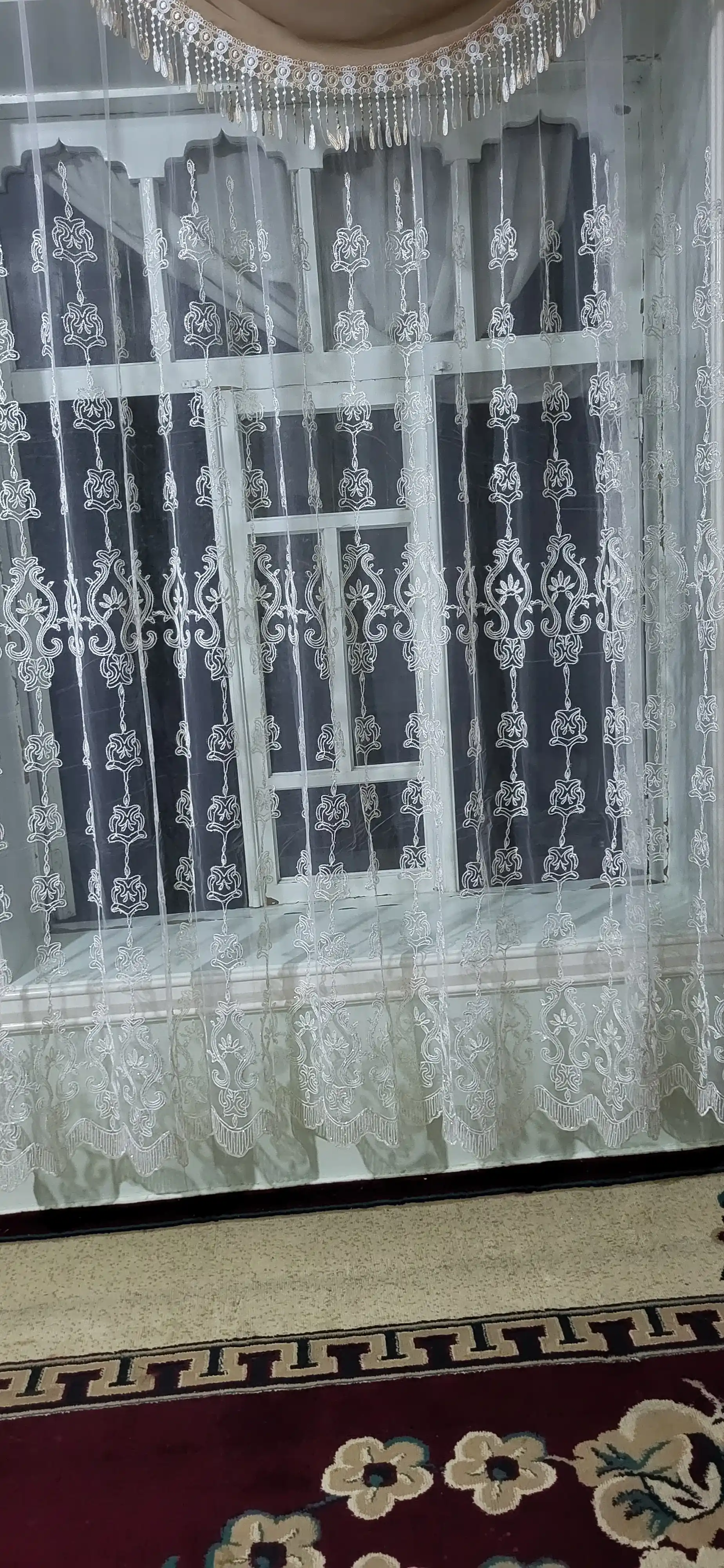 Tyul parda kashtali, nafis gulli, yengil va shaffof, bo‘yi 280 sm