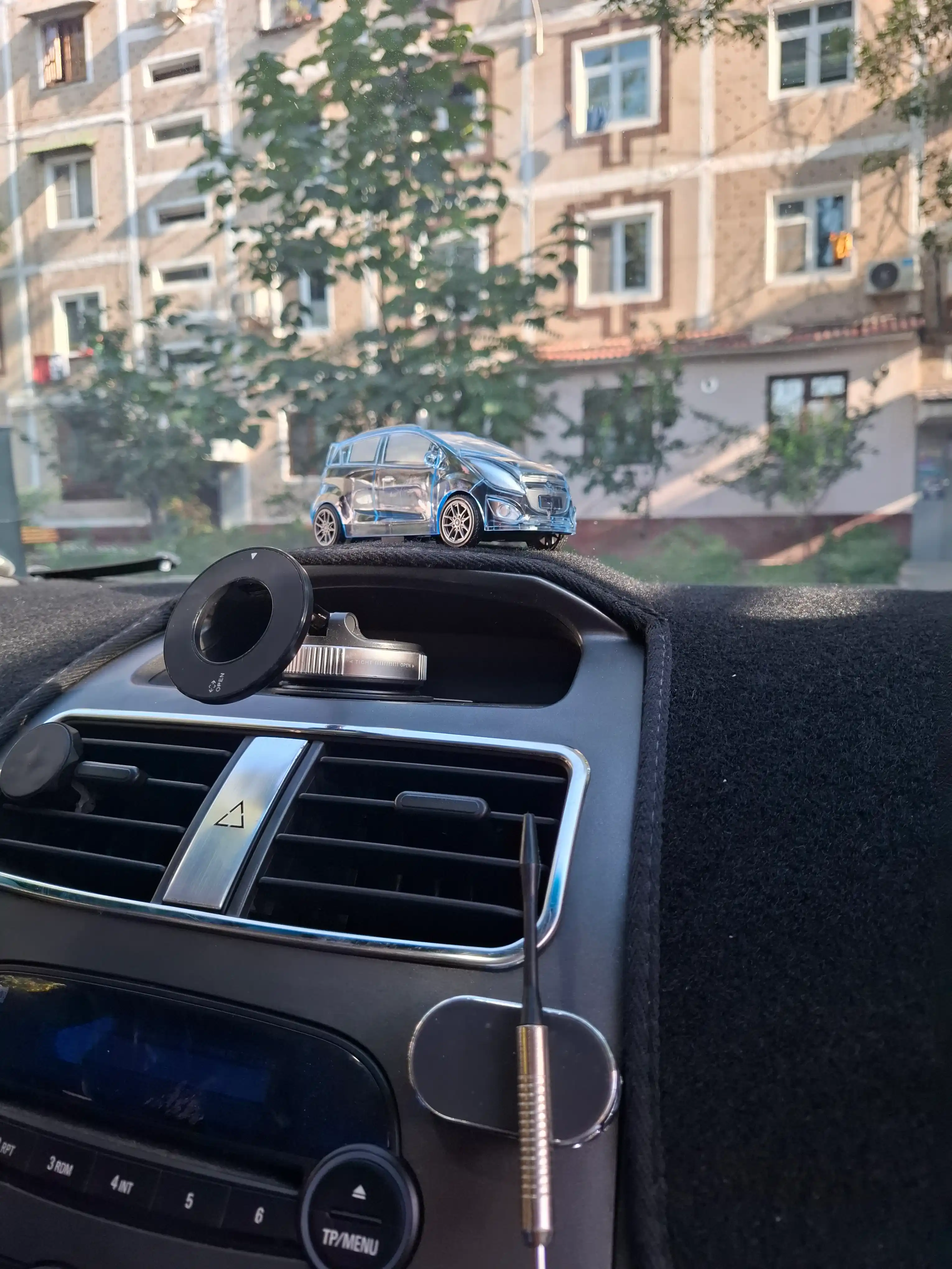 Spark - elektr motorli interaktiv musiqa o‘yinchoq mashinasi