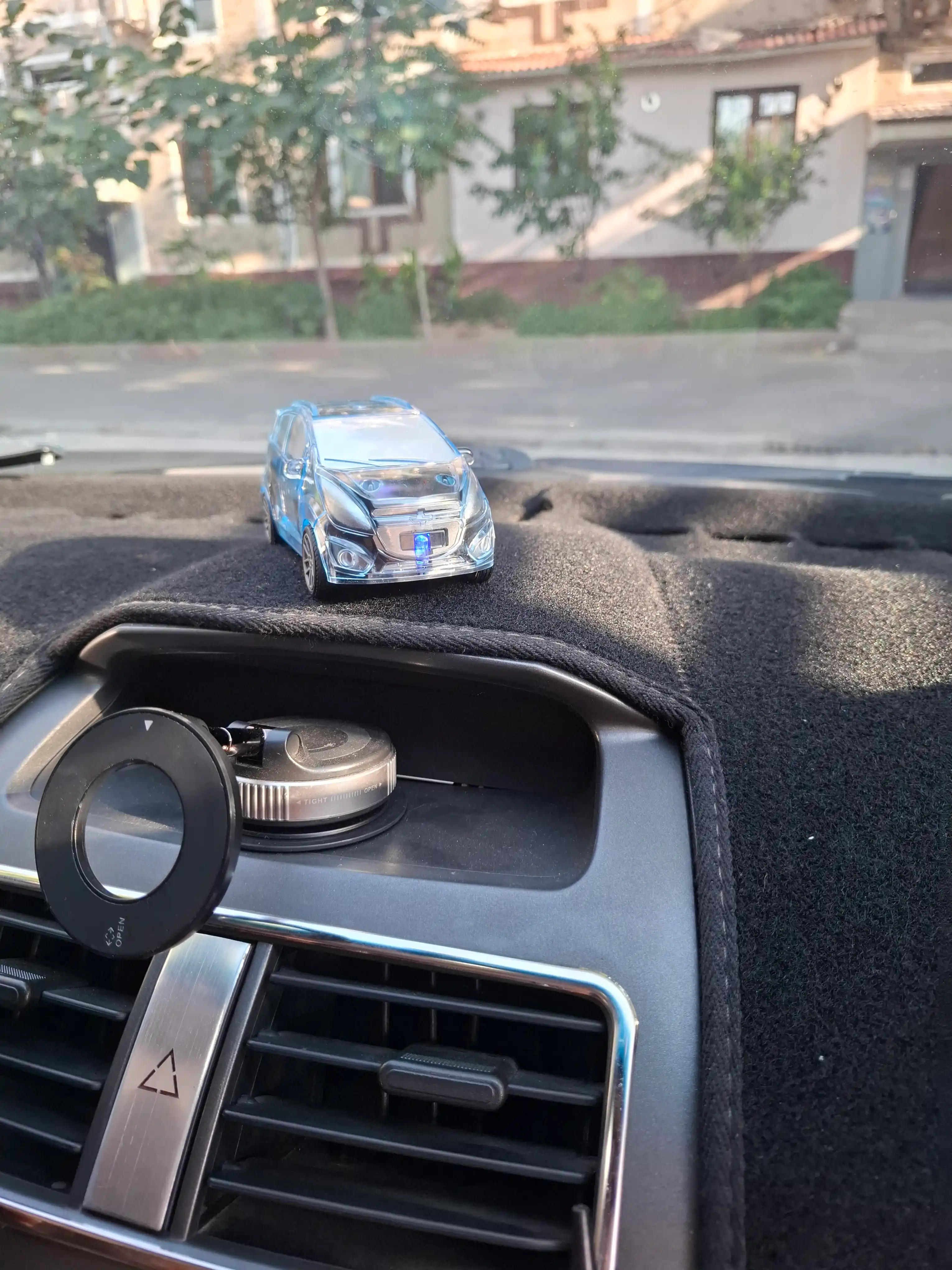Spark - elektr motorli interaktiv musiqa o‘yinchoq mashinasi