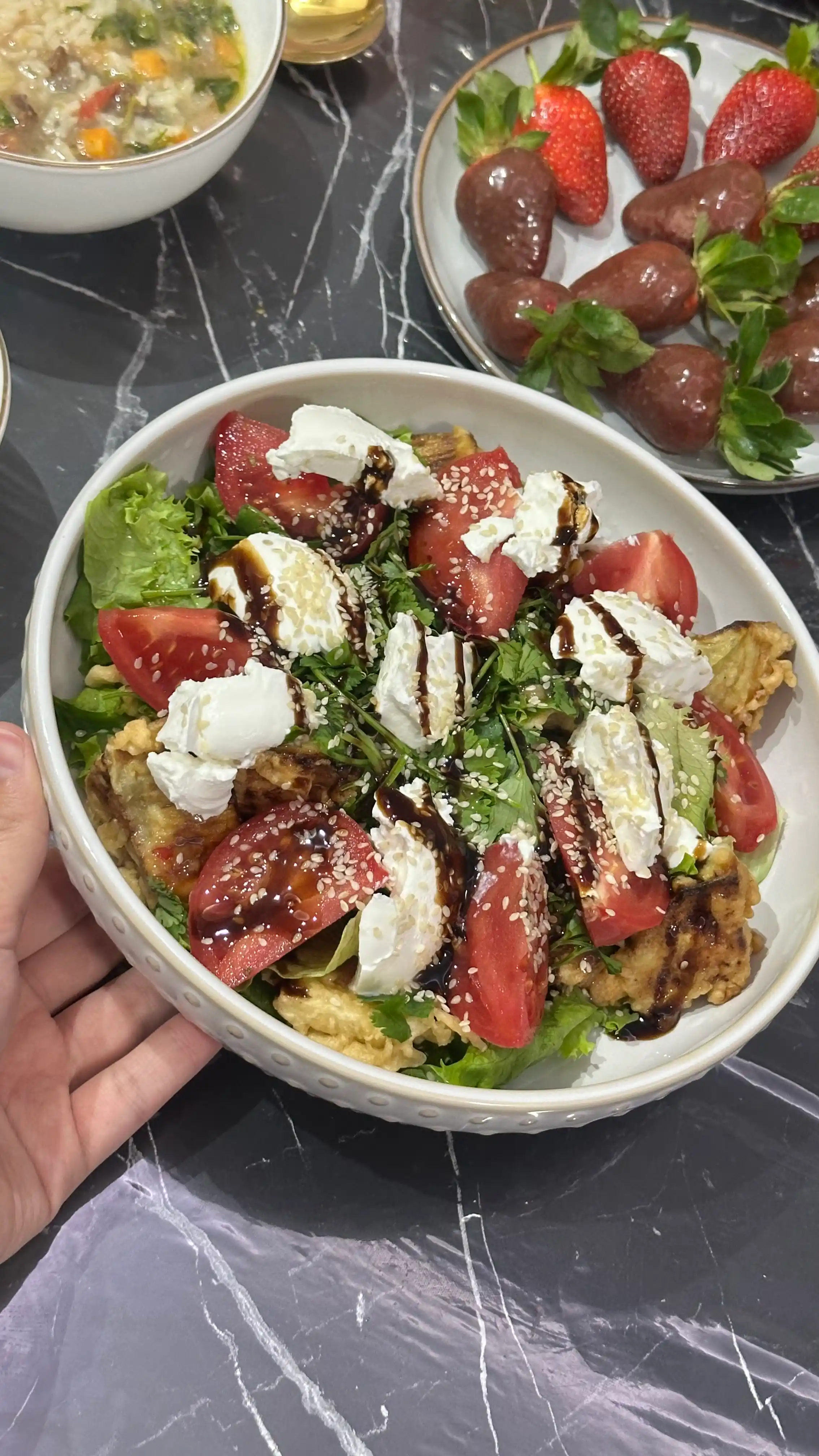 Diametri 23 sm, balandligi 5 sm va og‘irligi 650 g bo‘lgan nafis salat idishi
