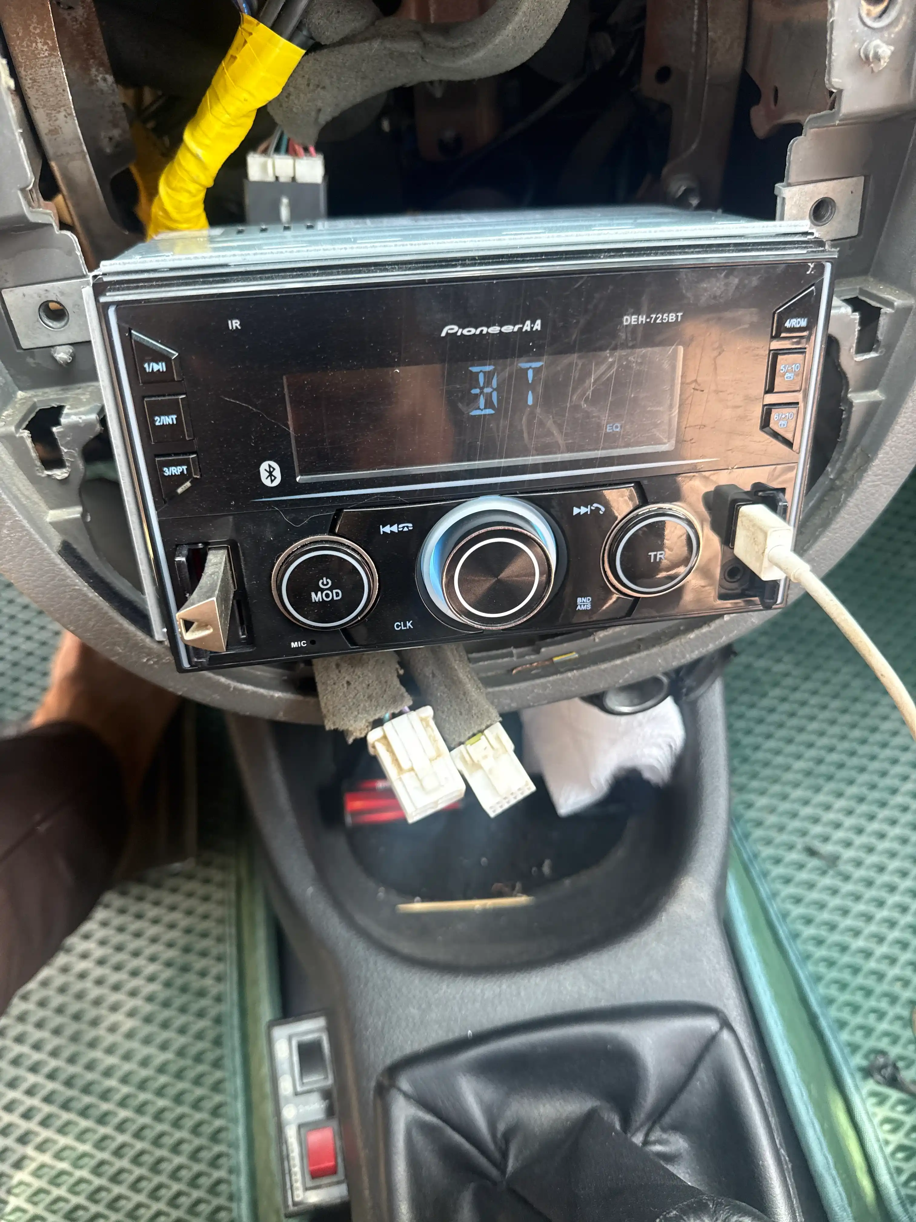 Автомагнитола Pioneer DEH-725BT с Bluetooth, USB и FM-радио