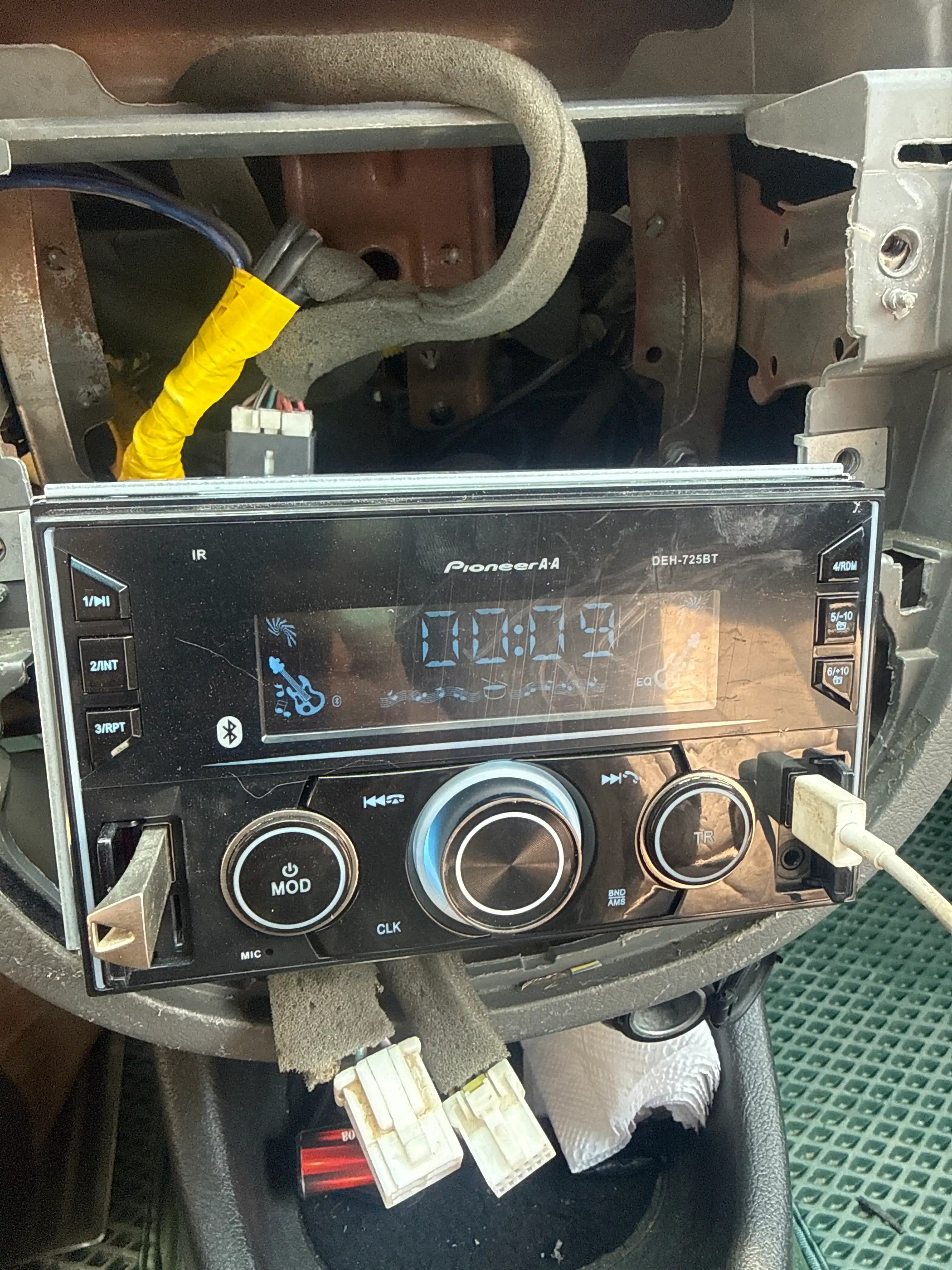Автомагнитола Pioneer DEH-725BT с Bluetooth, USB и FM-радио