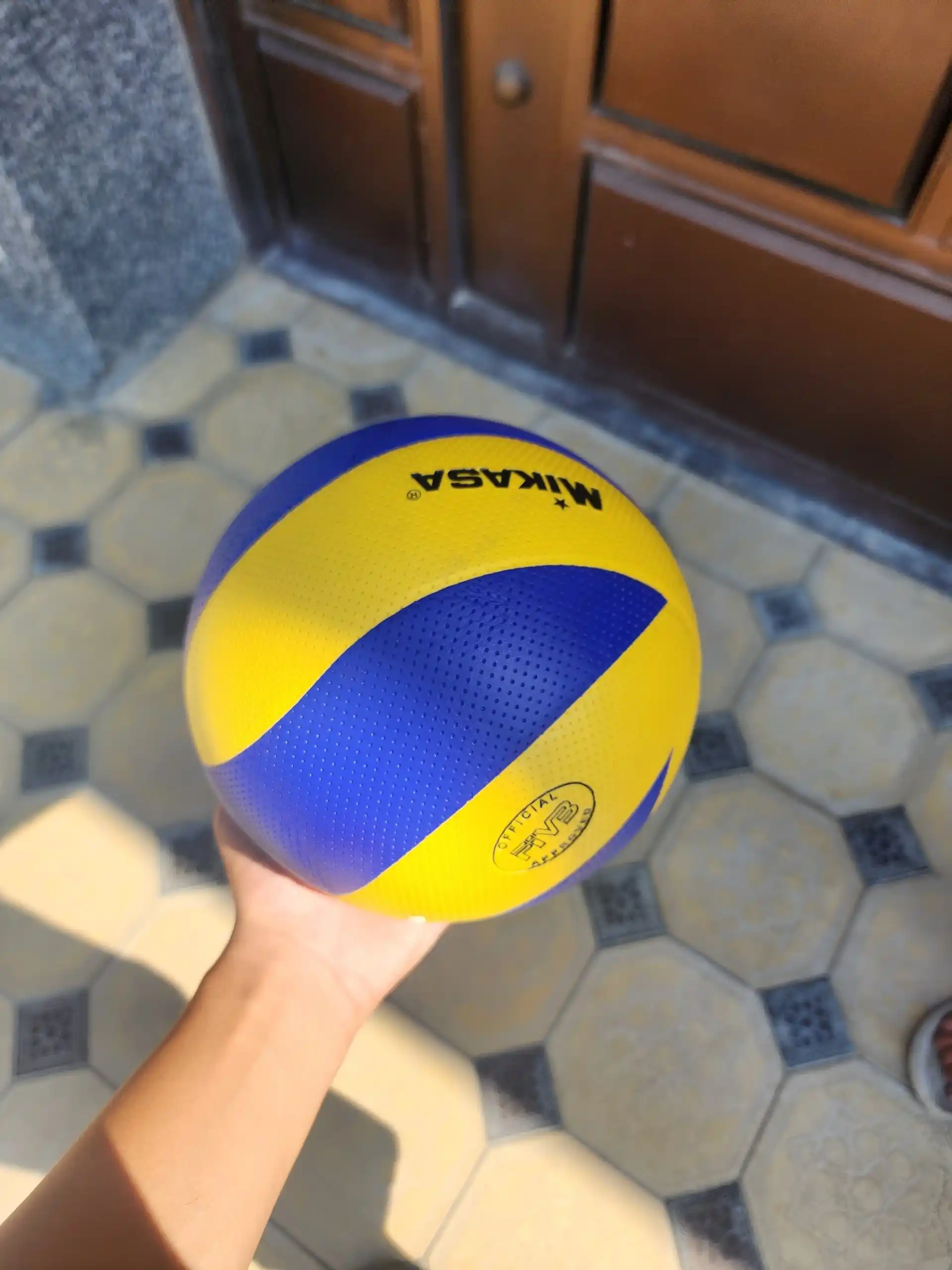 Voleybol to‘pi №5 o‘yin va mashg‘ulotlar uchun, standart o‘lcham, igna to‘plamda
