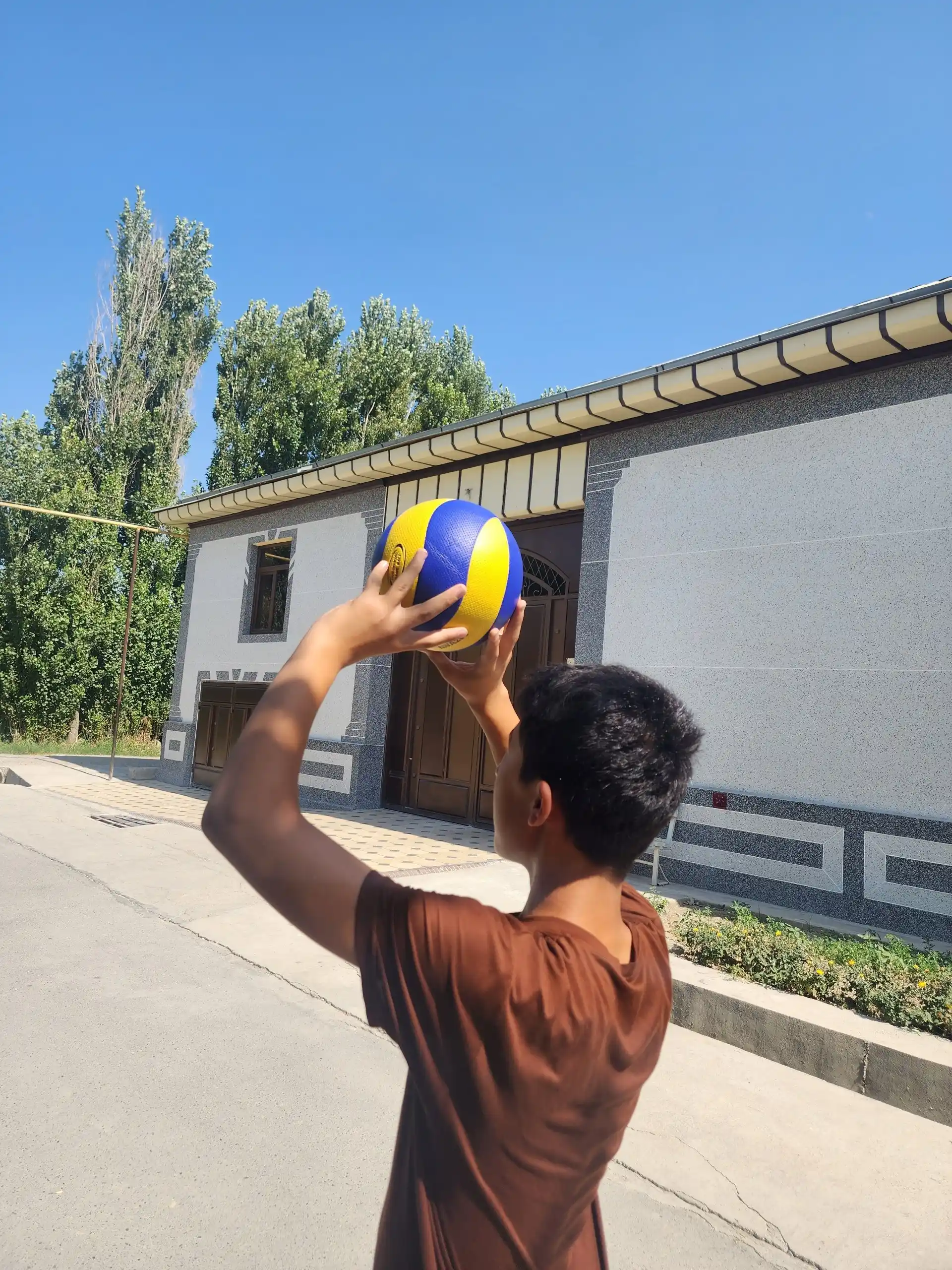 Voleybol to‘pi №5 o‘yin va mashg‘ulotlar uchun, standart o‘lcham, igna to‘plamda