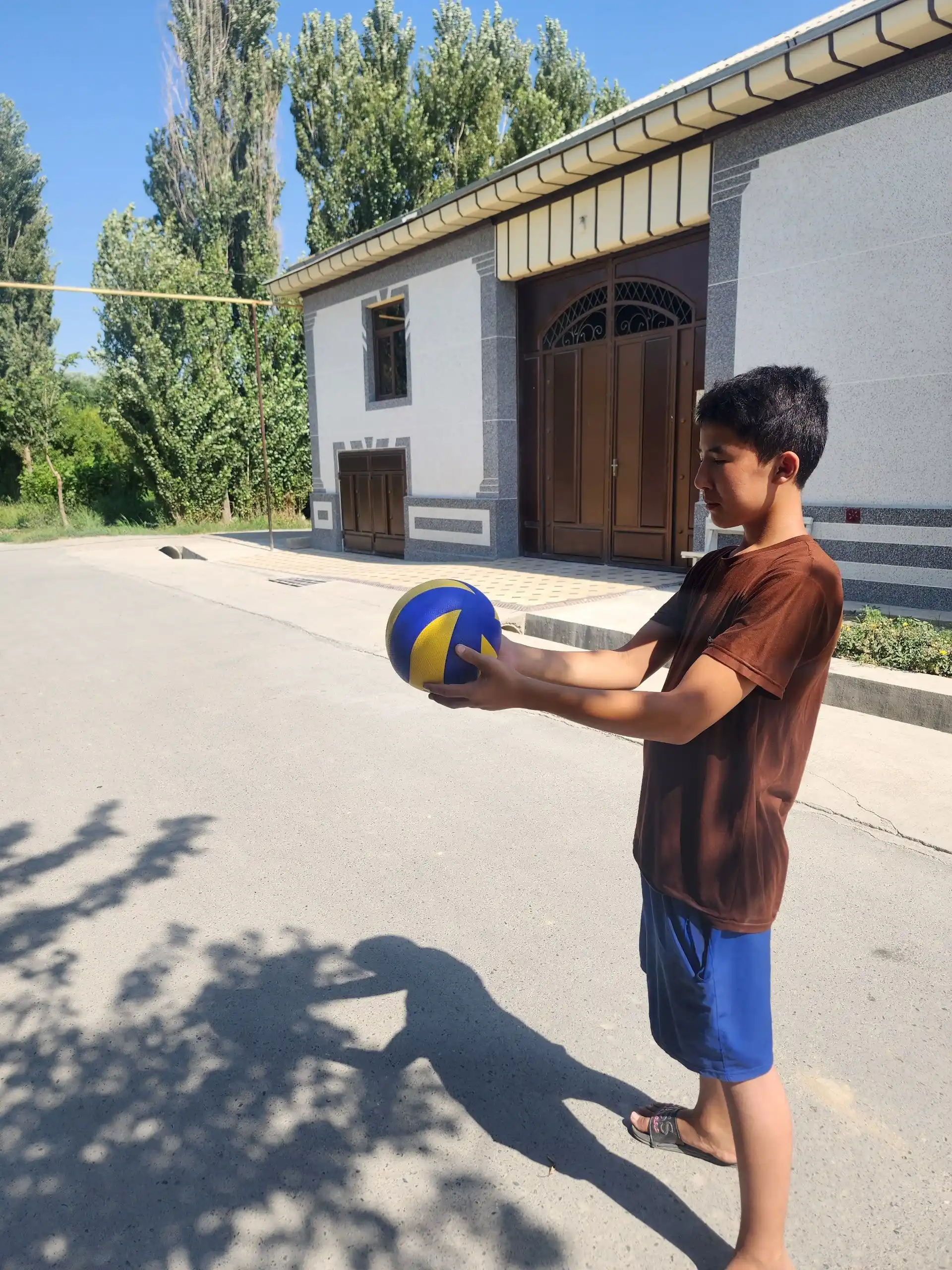 Voleybol to‘pi №5 o‘yin va mashg‘ulotlar uchun, standart o‘lcham, igna to‘plamda