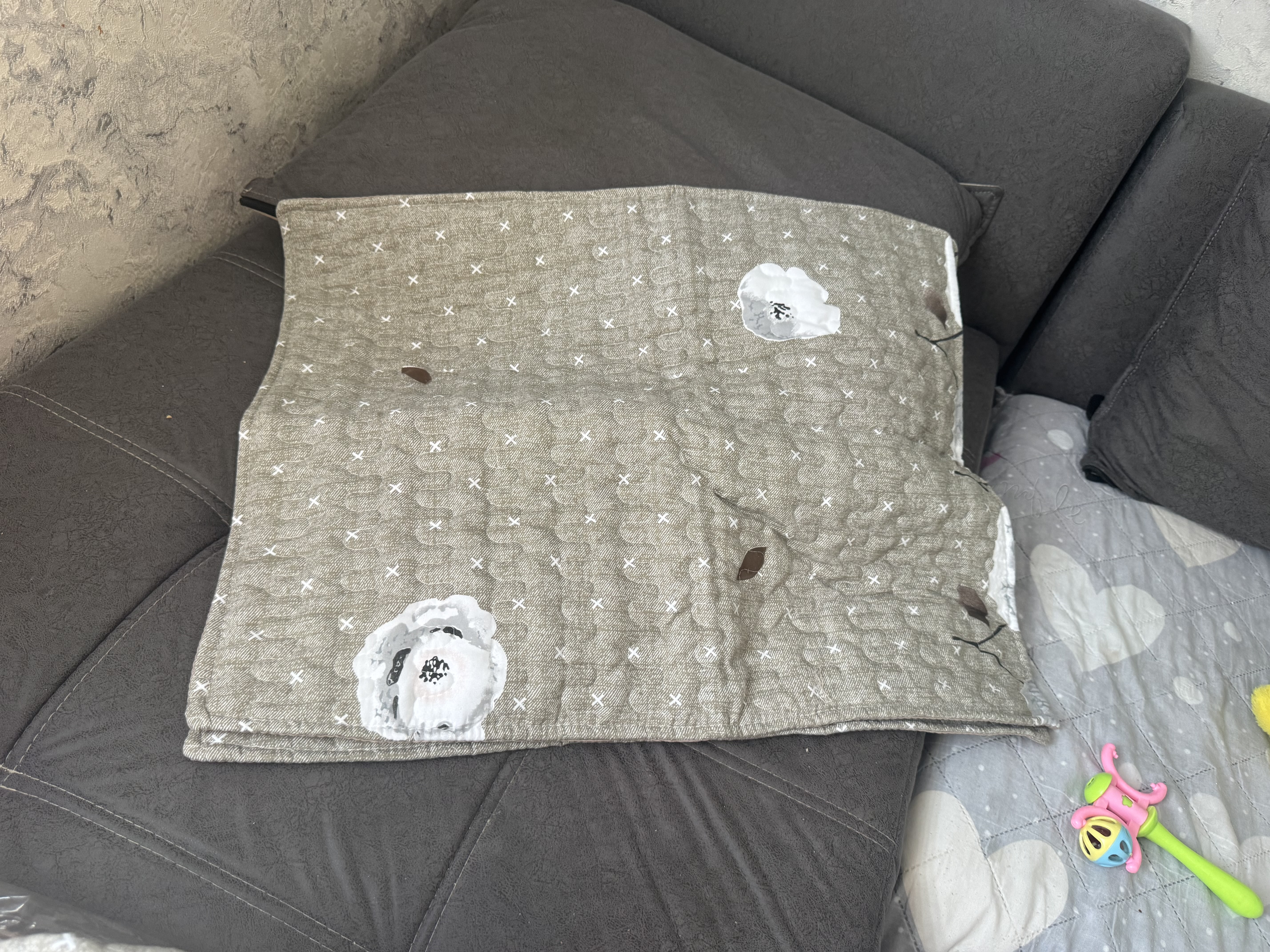 230 × 210 sm o‘lchamli, yostiq jildli, yengil va qulay yozgi adyol
