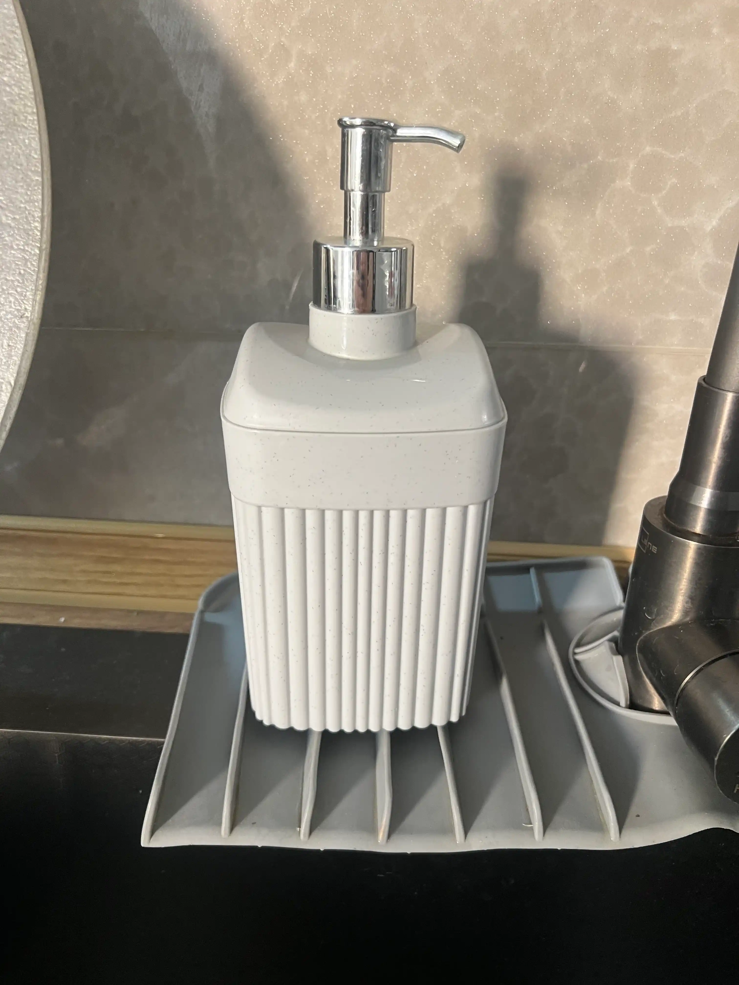 Suyuq sovun uchun dispenser Econova, 650 ml