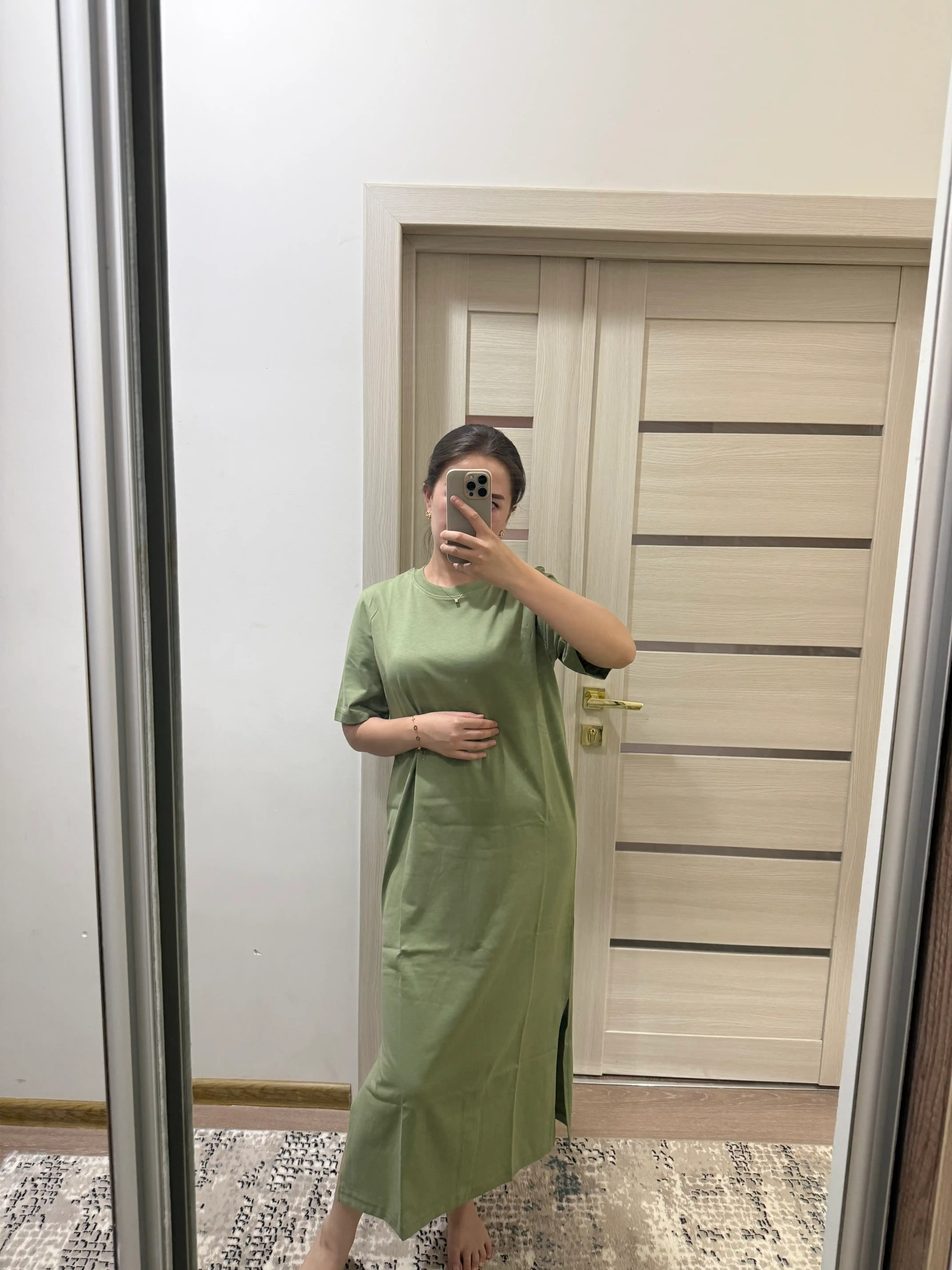 Ayollar ko'ylagi, yon tomonida kesim bilan. SADO