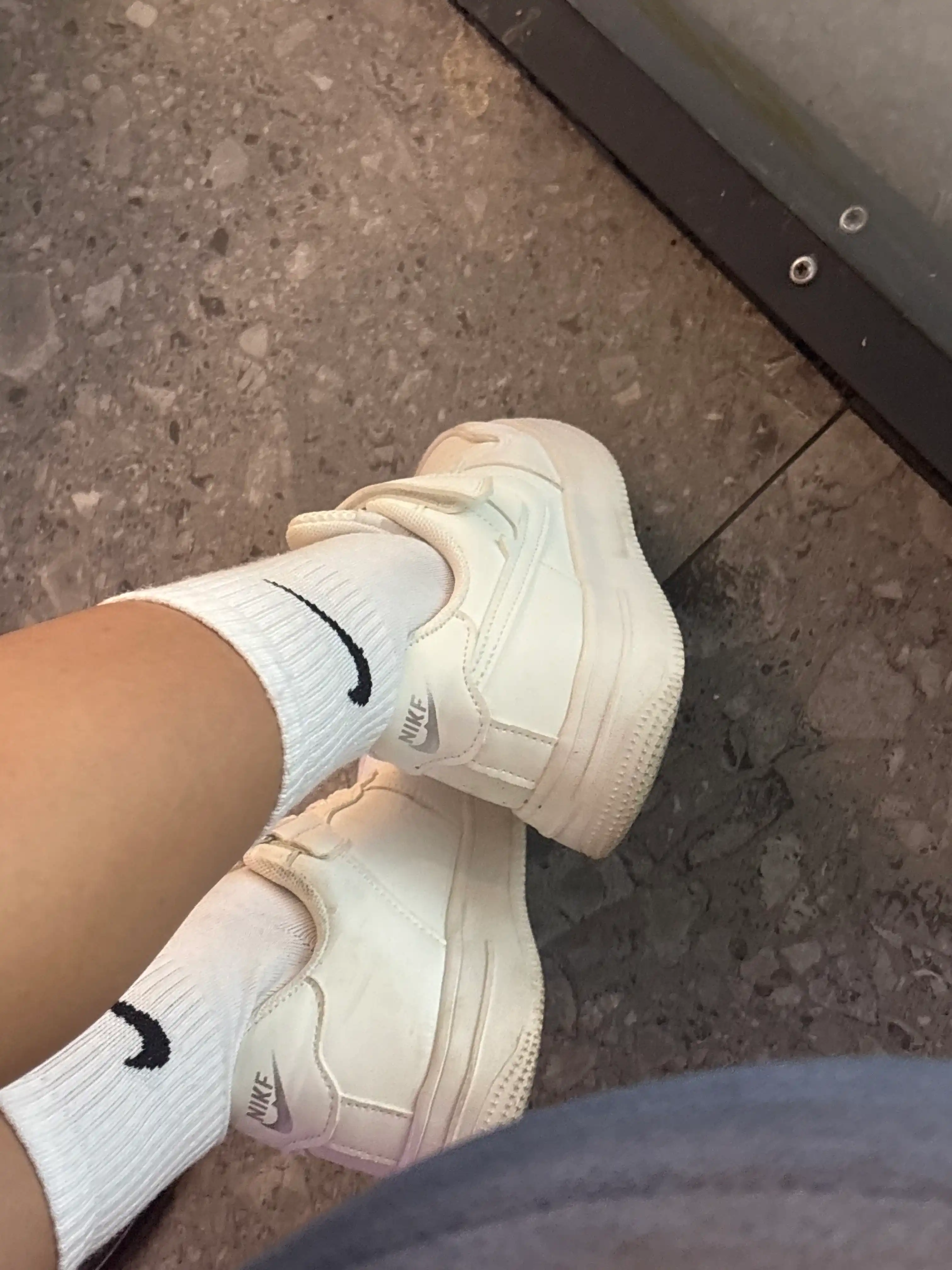 Paypoqlar (erkaklar va ayollar uchun) – klassik Nike logotip bilan